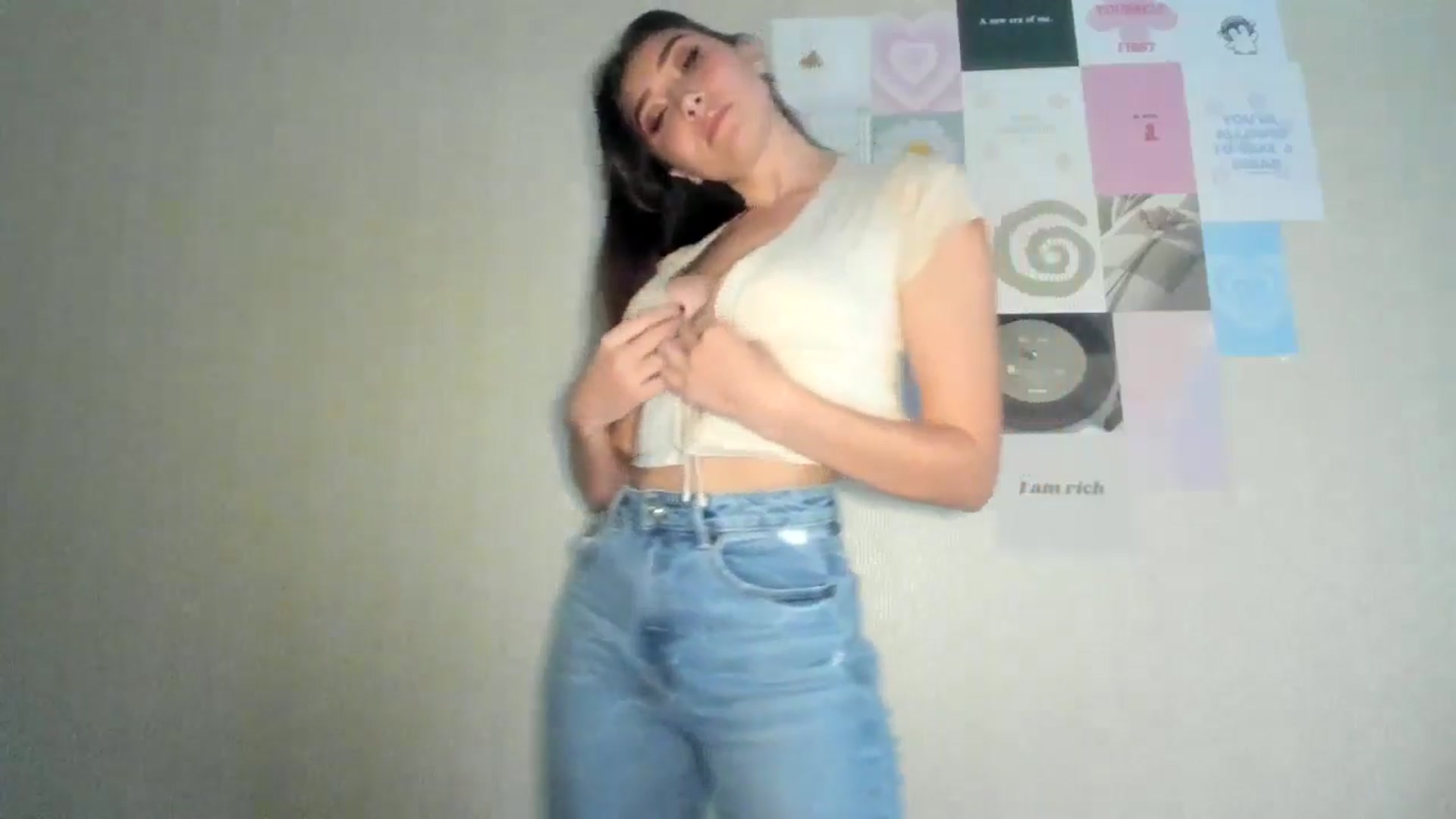 Gallery image thumbnail from LuckyHoneyyy's myfreecams stream on, 08/18/2024, 03:04 image 5 of 20