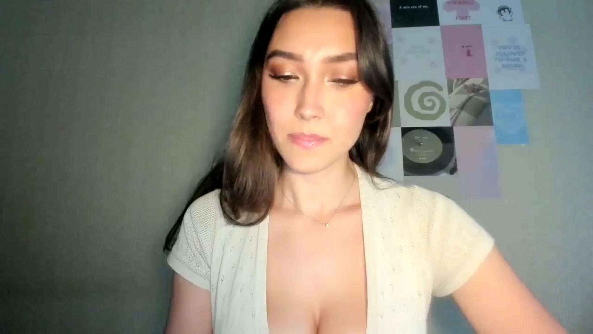 Gallery image thumbnail from LuckyHoneyyy's myfreecams stream on, 08/18/2024, 03:04 image 20 of 20