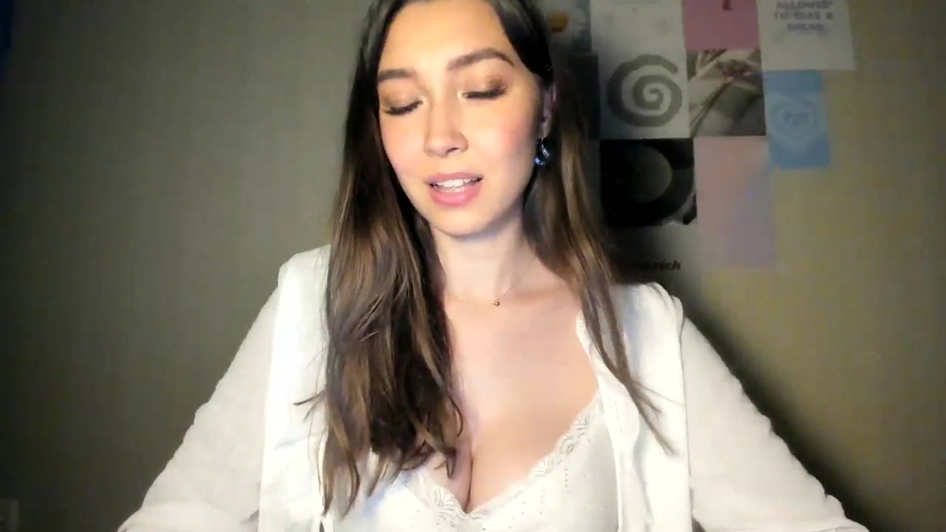 Gallery image thumbnail from LuckyHoneyyy's myfreecams stream on, 08/30/2024, 23:53 image 16 of 20