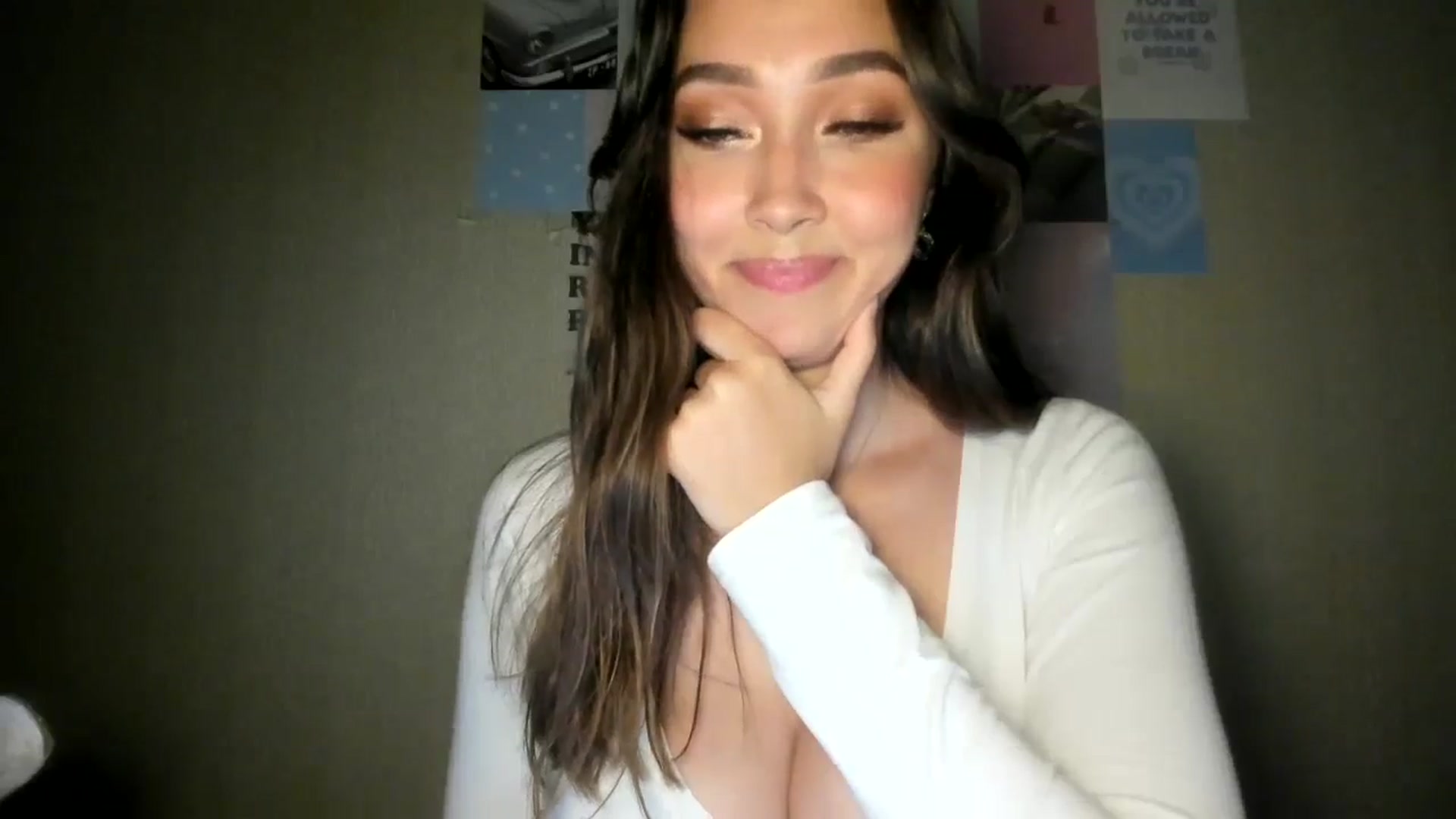Gallery image thumbnail from LuckyHoneyyy's myfreecams stream on, 09/22/2024, 01:36 image 16 of 20