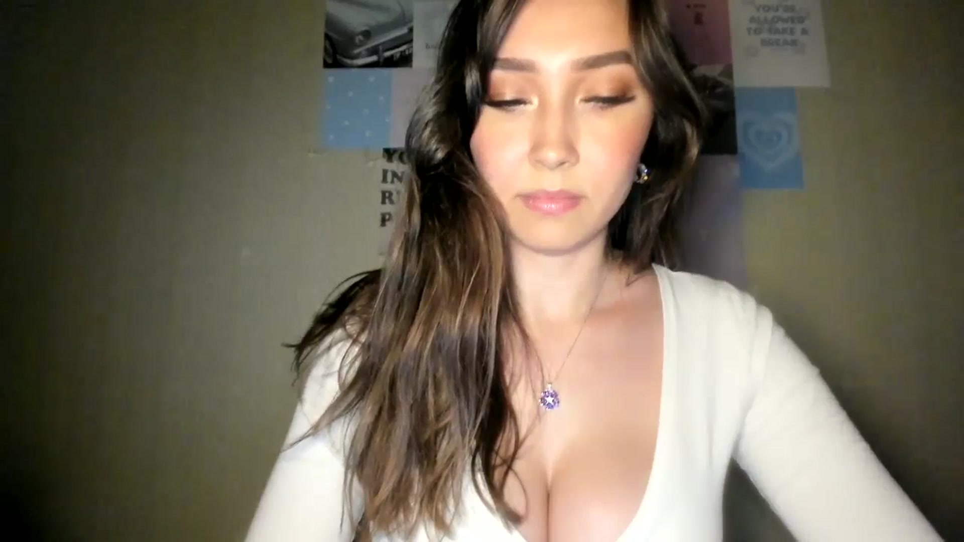 Gallery image thumbnail from LuckyHoneyyy's myfreecams stream on, 09/22/2024, 01:36 image 7 of 20