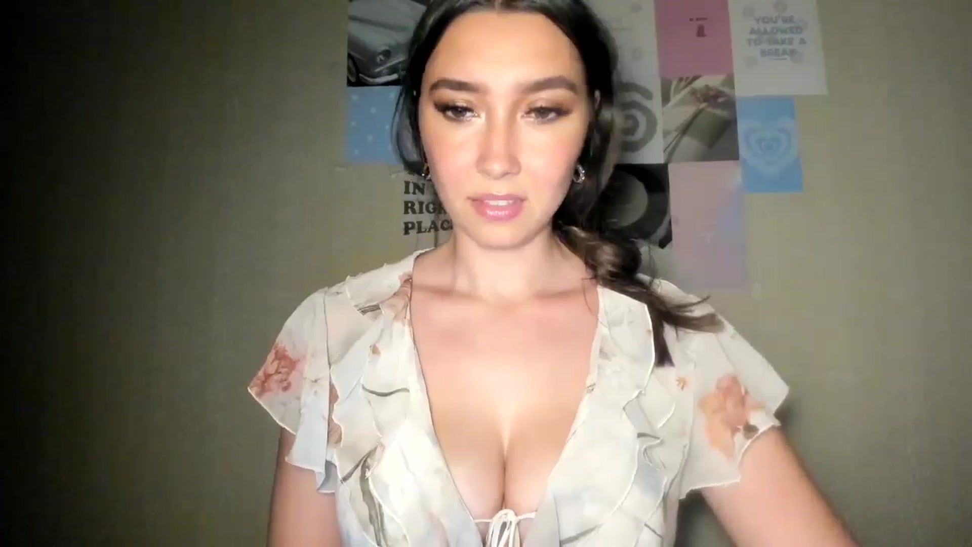 Gallery image thumbnail from LuckyHoneyyy's myfreecams stream on, 09/23/2024, 24:00 image 6 of 20