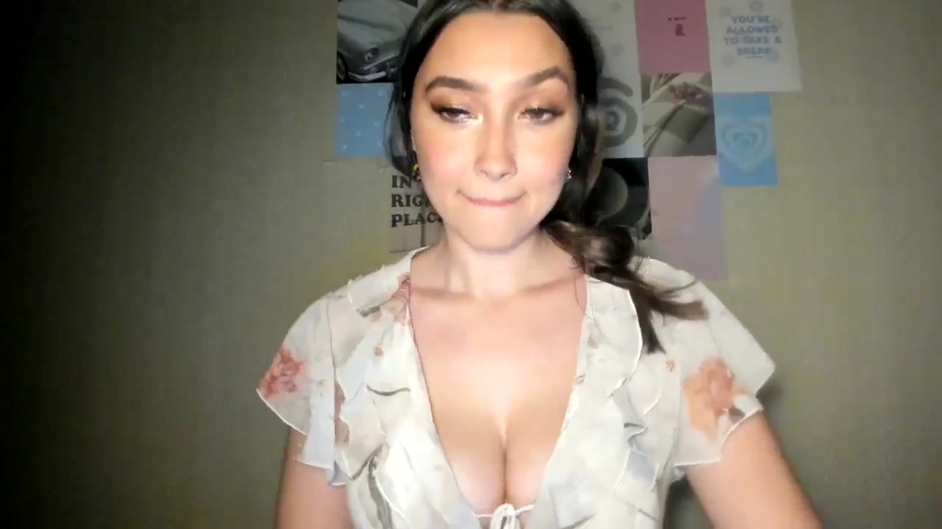 Gallery image thumbnail from LuckyHoneyyy's myfreecams stream on, 09/23/2024, 24:00 image 7 of 20
