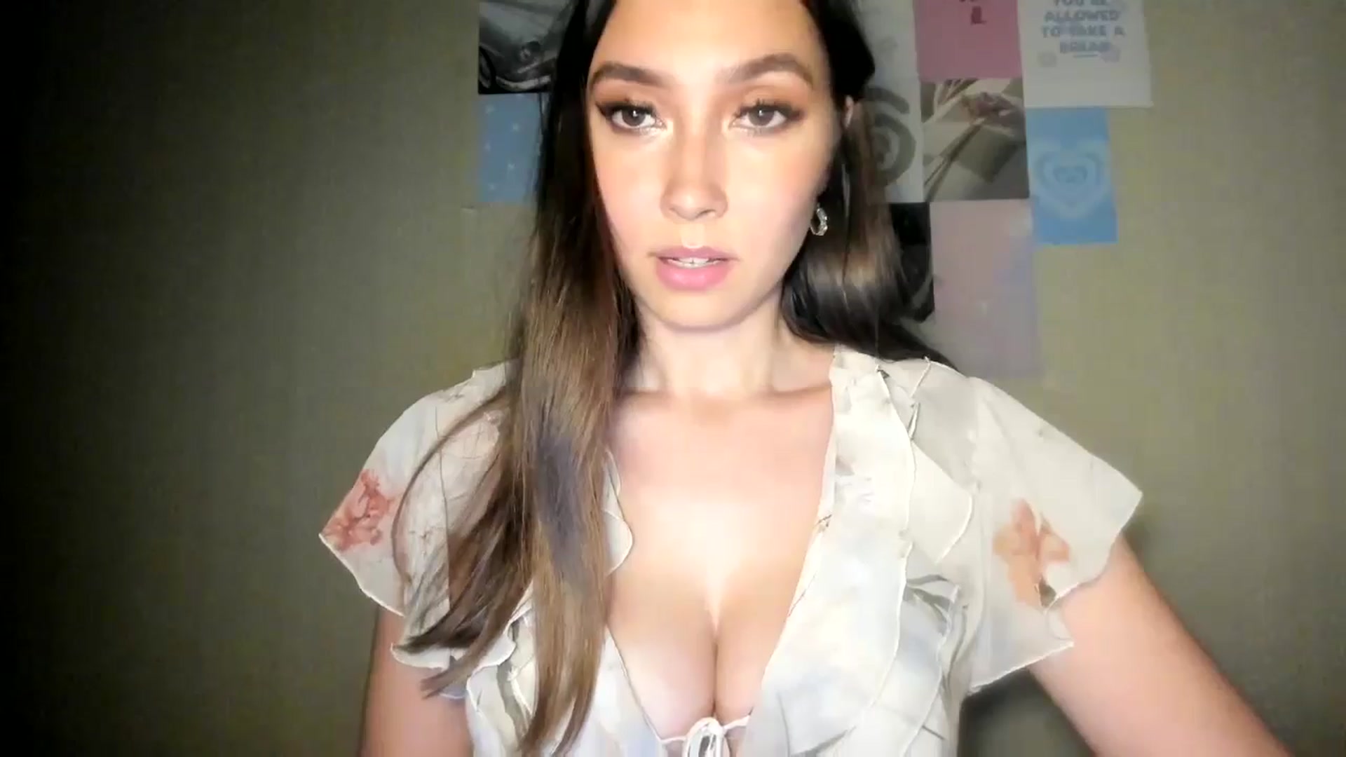 Gallery image thumbnail from LuckyHoneyyy's myfreecams stream on, 09/23/2024, 24:48 image 5 of 20