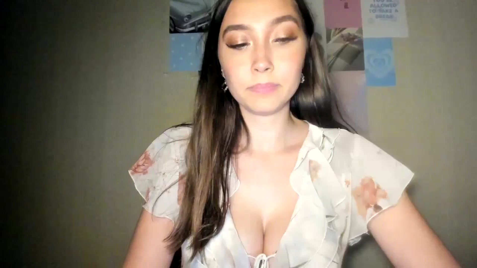 Gallery image thumbnail from LuckyHoneyyy's myfreecams stream on, 09/23/2024, 24:48 image 17 of 20