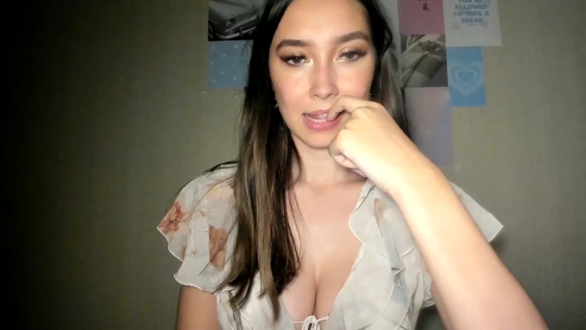 Gallery image thumbnail from LuckyHoneyyy's myfreecams stream on, 09/23/2024, 24:48 image 18 of 20