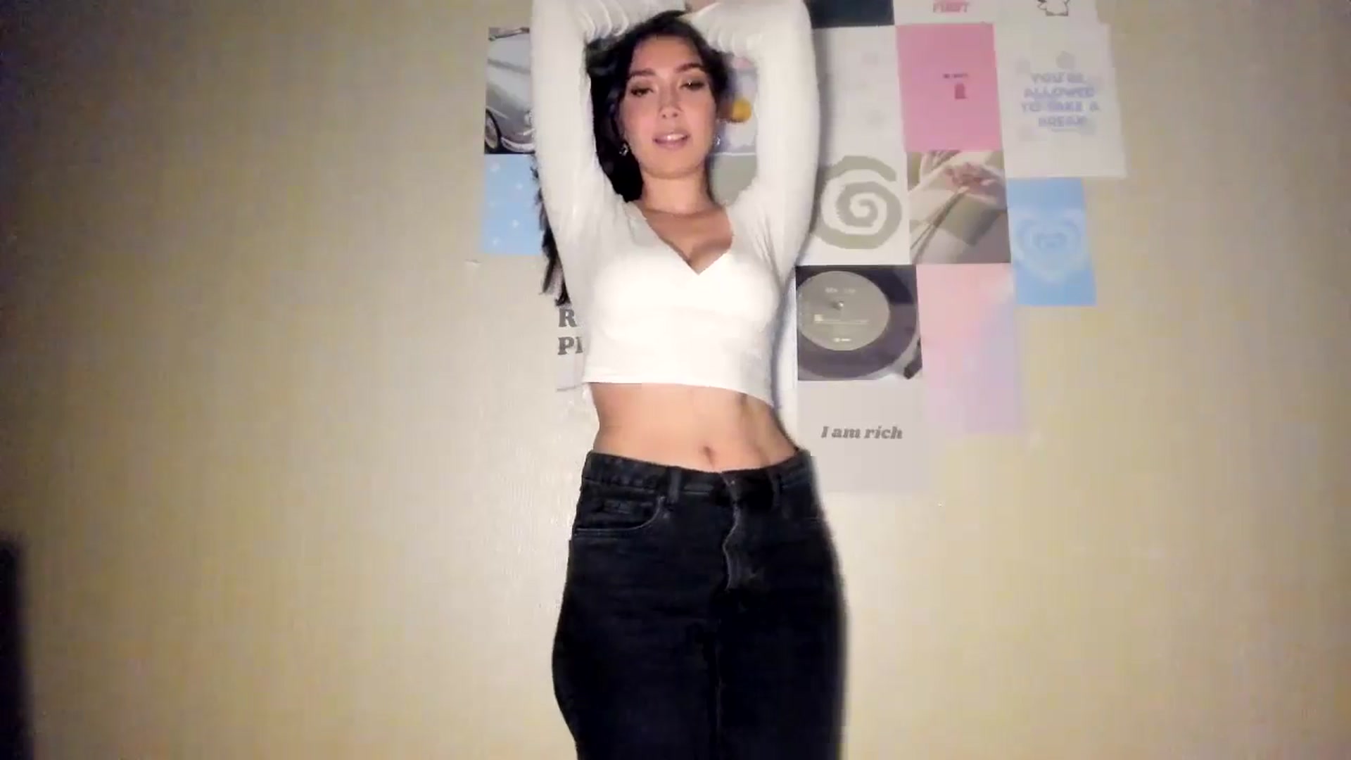Gallery image thumbnail from LuckyHoneyyy's myfreecams stream on, 10/03/2024, 24:05 image 6 of 20