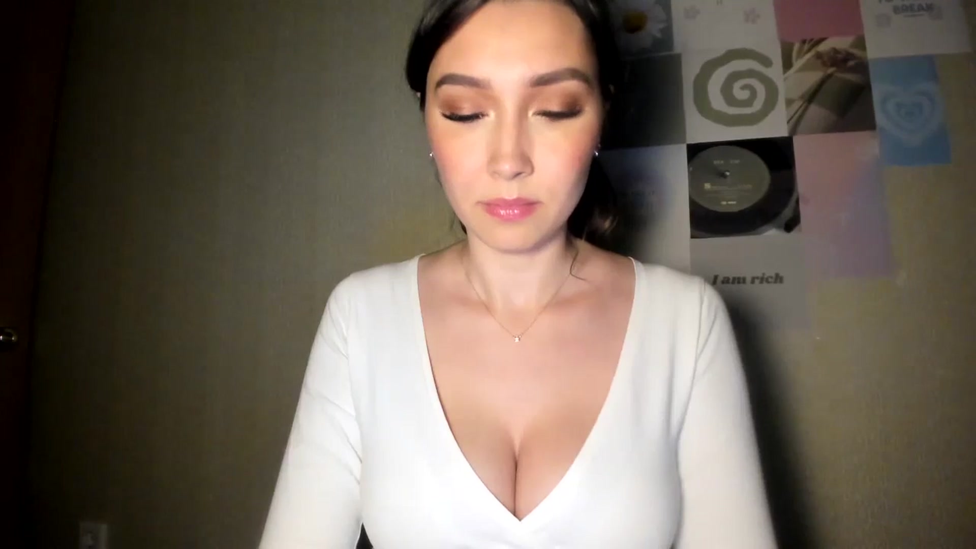 Gallery image thumbnail from LuckyHoneyyy's myfreecams stream on, 10/22/2024, 24:22 image 10 of 20