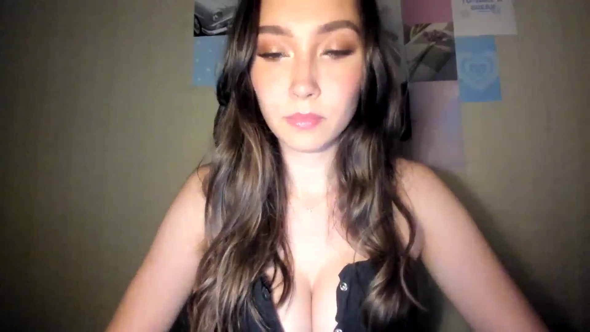 Gallery image thumbnail from LuckyHoneyyy's myfreecams stream on, 10/22/2024, 23:36 image 18 of 20