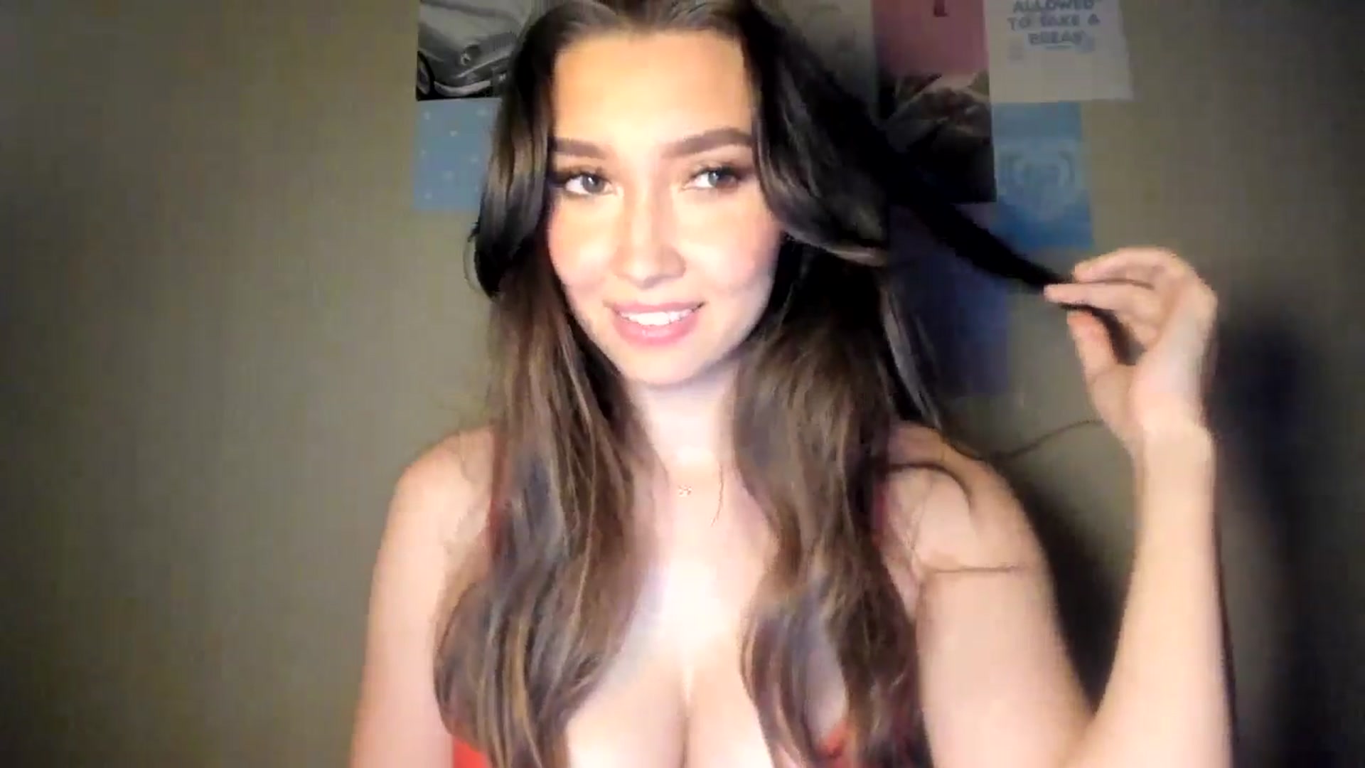 Gallery image thumbnail from LuckyHoneyyy's myfreecams stream on, 10/25/2024, 24:02 image 19 of 20