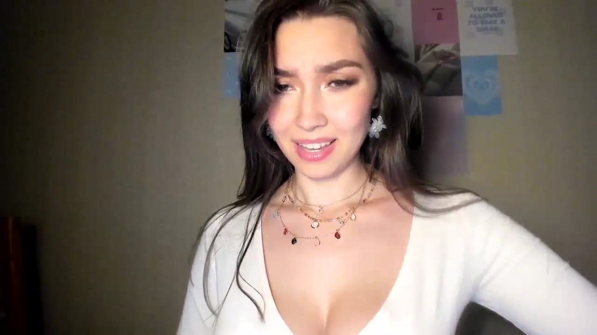 Gallery image thumbnail from LuckyHoneyyy's myfreecams stream on, 11/01/2024, 02:49 image 12 of 20
