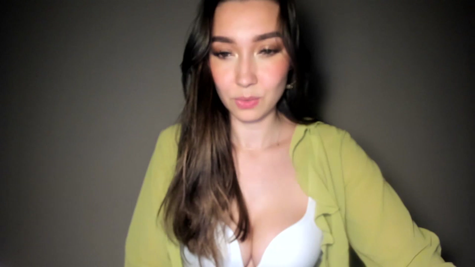 Gallery image thumbnail from LuckyHoneyyy's myfreecams stream on, 11/08/2024, 01:14 image 8 of 20