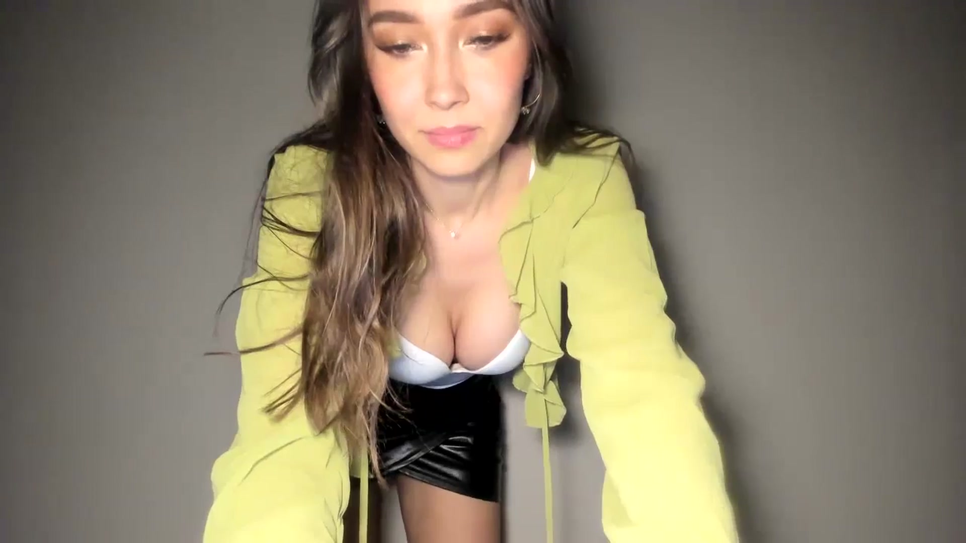 Gallery image thumbnail from LuckyHoneyyy's myfreecams stream on, 11/08/2024, 02:41 image 8 of 20