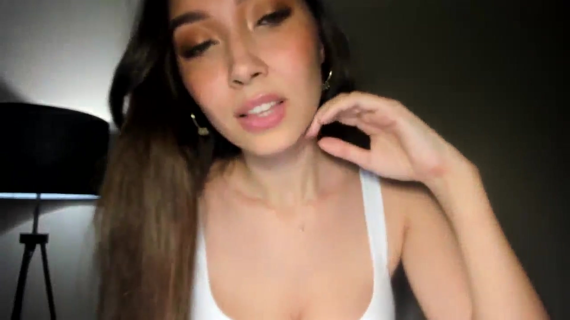 Gallery image thumbnail from LuckyHoneyyy's myfreecams stream on, 11/09/2024, 24:32 image 10 of 20