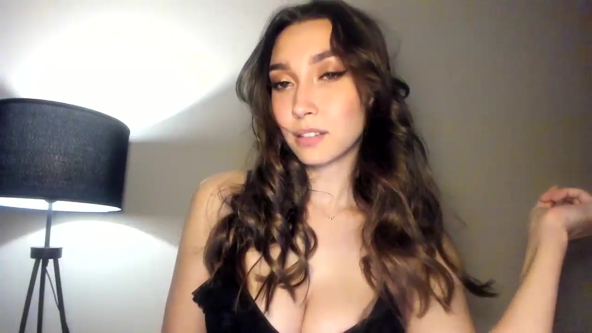Gallery image thumbnail from LuckyHoneyyy's myfreecams stream on, 11/11/2024, 21:29 image 18 of 20