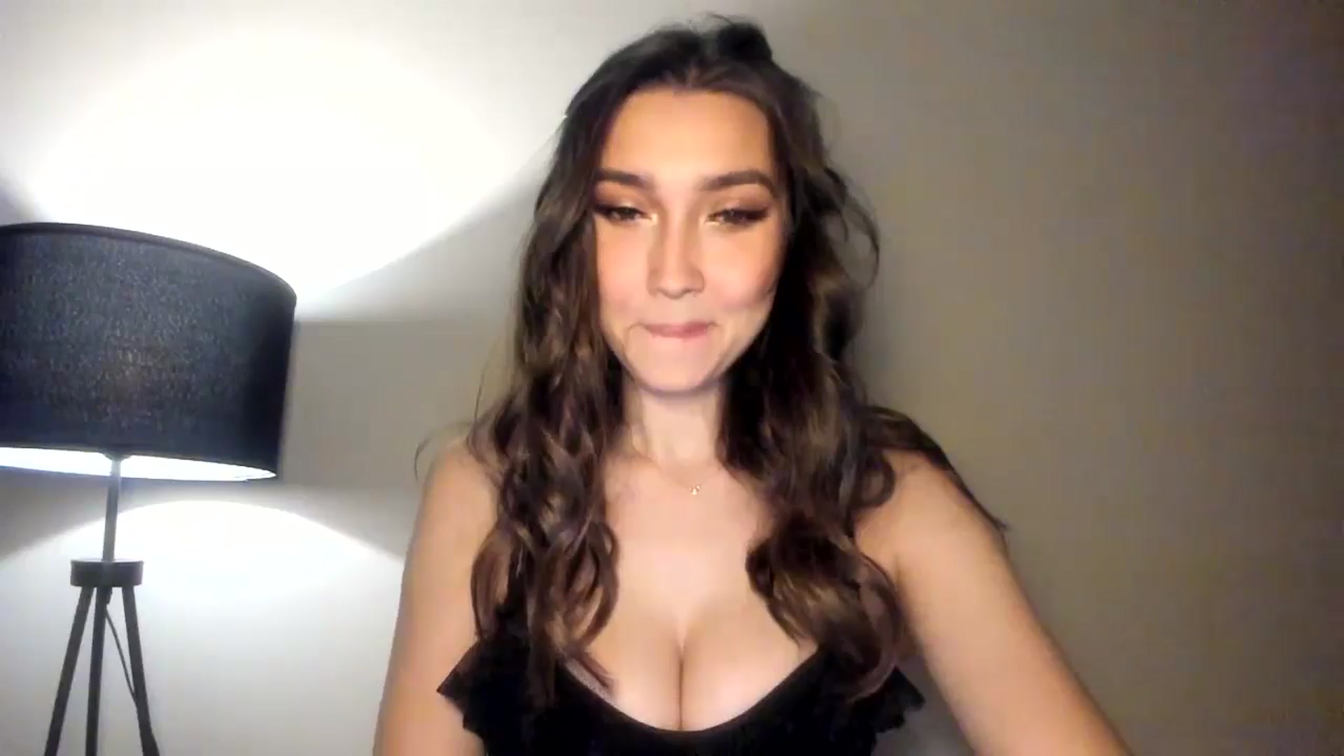 Gallery image thumbnail from LuckyHoneyyy's myfreecams stream on, 11/11/2024, 21:29 image 11 of 20