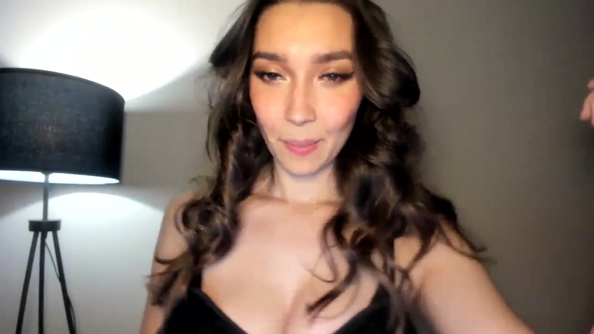 Gallery image thumbnail from LuckyHoneyyy's myfreecams stream on, 11/11/2024, 22:21 image 10 of 20