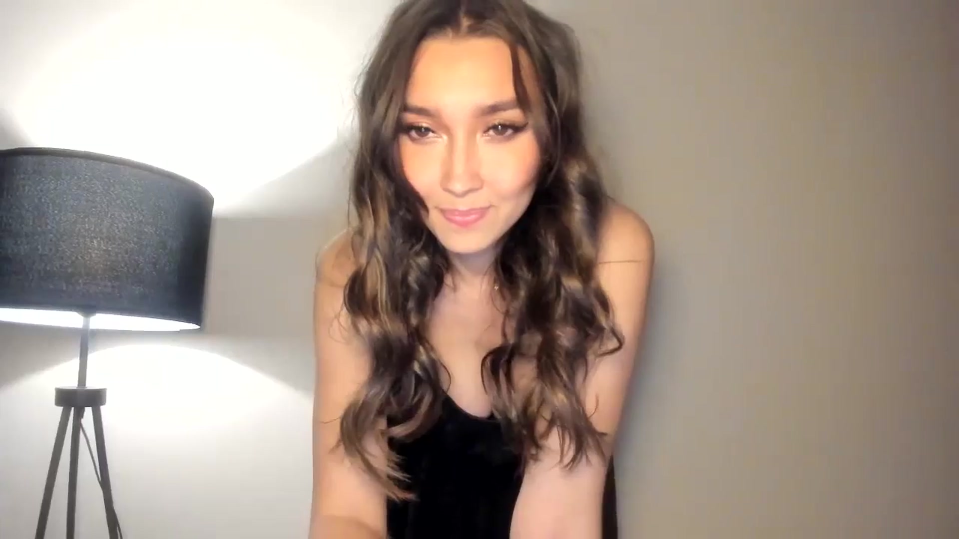 Gallery image thumbnail from LuckyHoneyyy's myfreecams stream on, 11/11/2024, 22:35 image 19 of 20