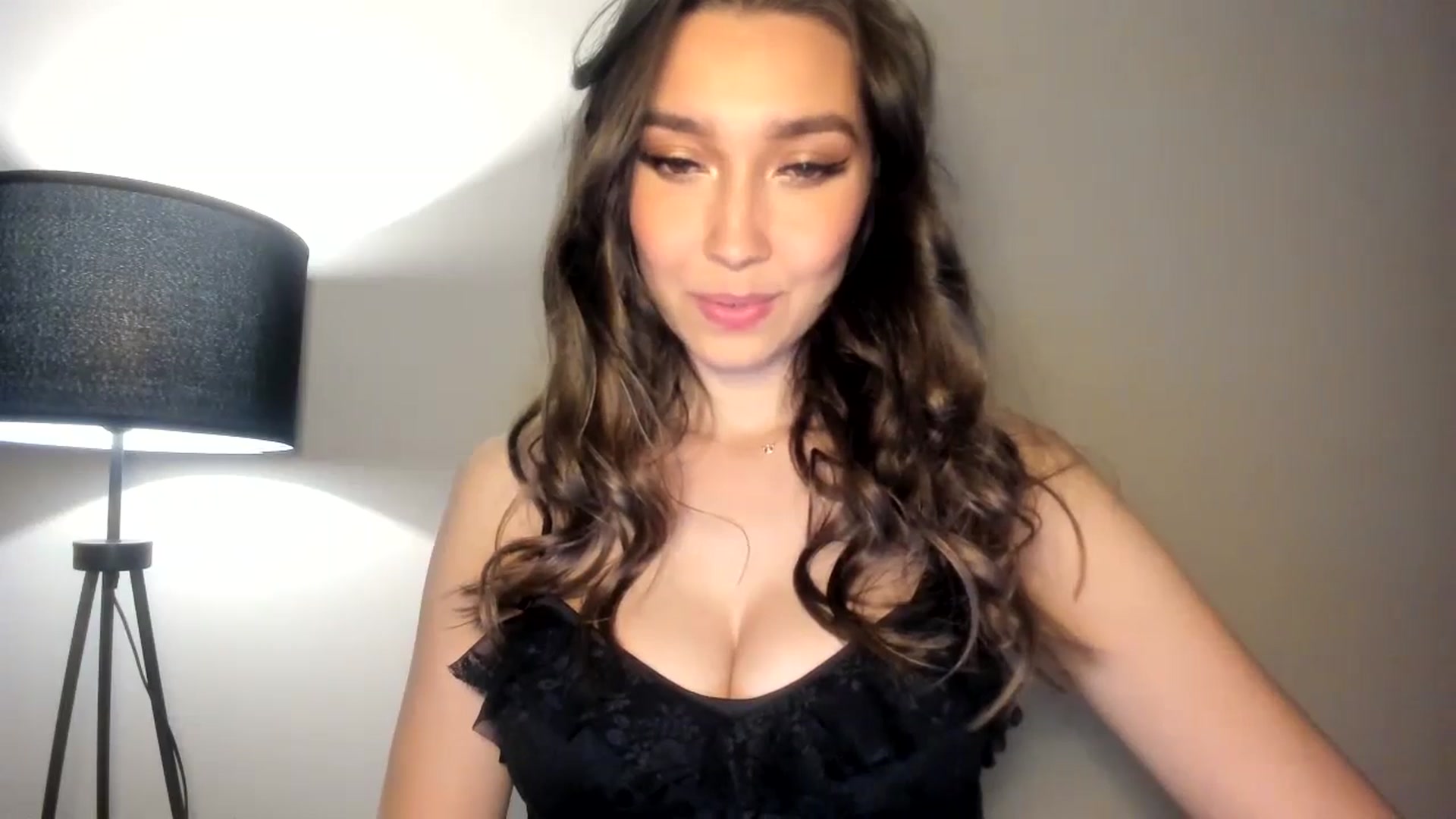 Gallery image thumbnail from LuckyHoneyyy's myfreecams stream on, 11/11/2024, 22:35 image 5 of 20
