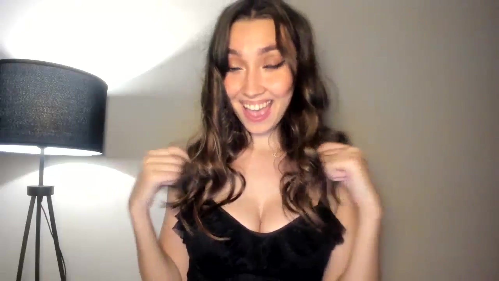 Gallery image thumbnail from LuckyHoneyyy's myfreecams stream on, 11/11/2024, 22:35 image 11 of 20