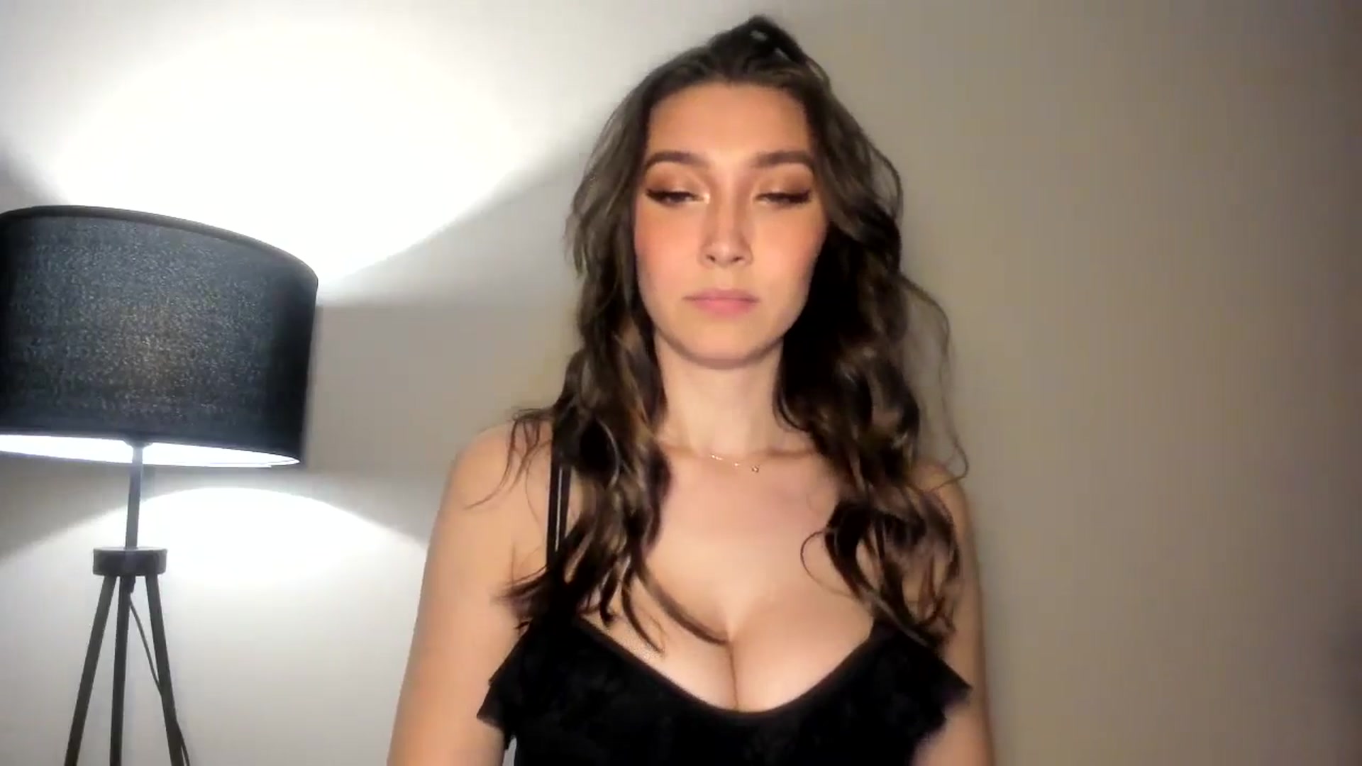 Gallery image thumbnail from LuckyHoneyyy's myfreecams stream on, 11/12/2024, 24:22 image 13 of 20