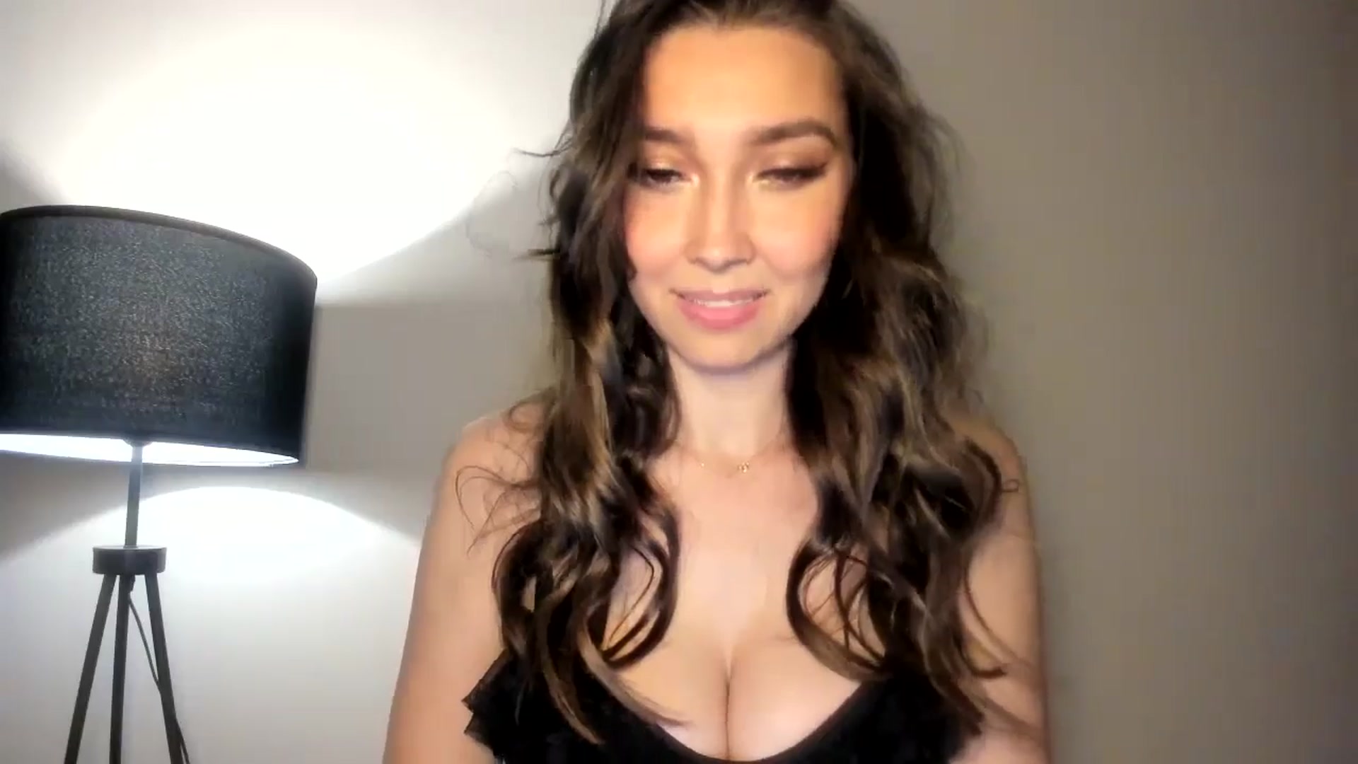 Gallery image thumbnail from LuckyHoneyyy's myfreecams stream on, 11/12/2024, 24:22 image 10 of 20