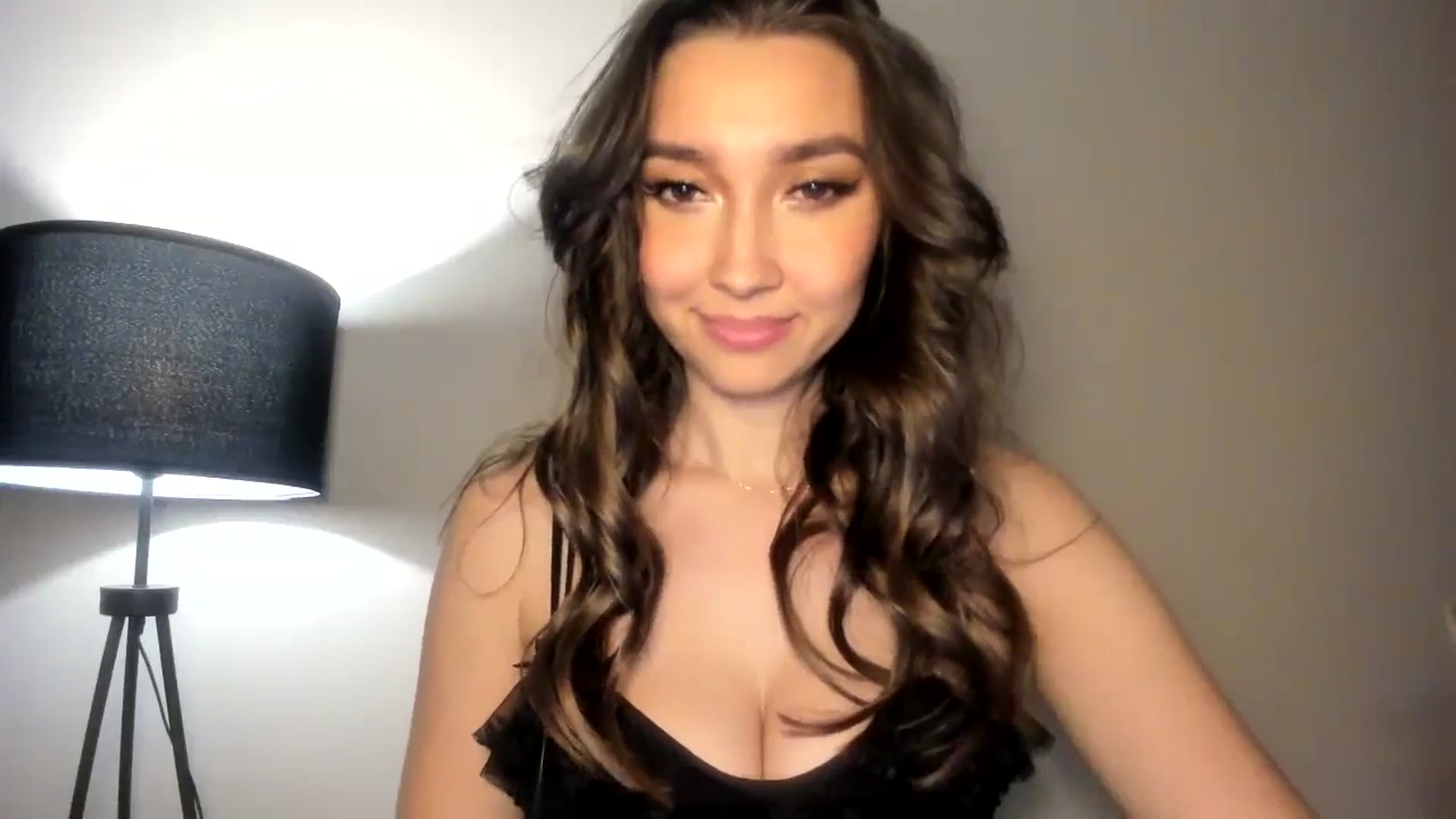 Gallery image thumbnail from LuckyHoneyyy's myfreecams stream on, 11/12/2024, 24:22 image 4 of 20