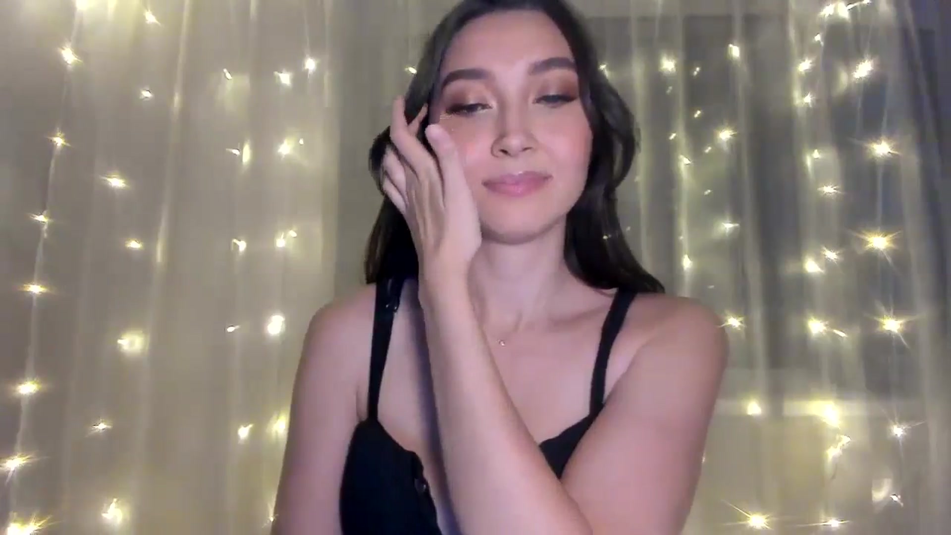 Gallery image thumbnail from LuckyHoneyyy's myfreecams stream on, 11/21/2024, 24:44 image 7 of 20