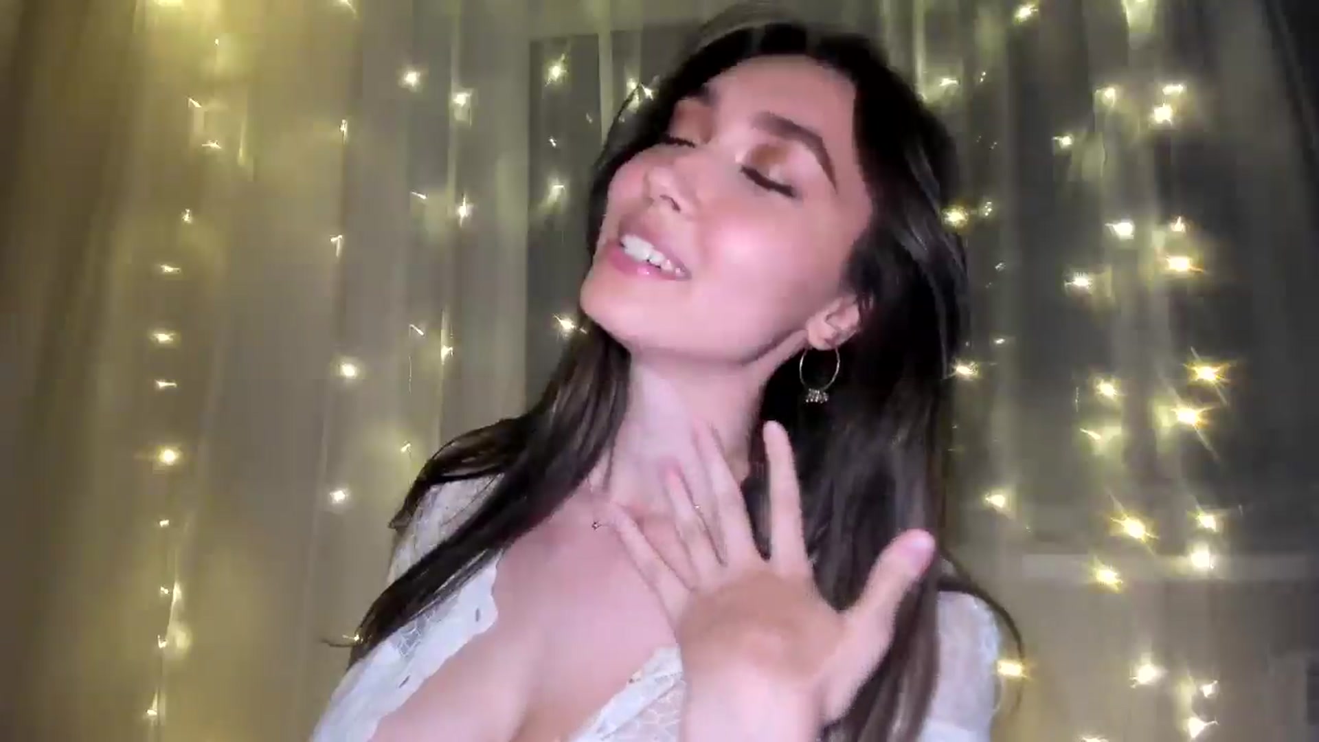 Gallery image thumbnail from LuckyHoneyyy's myfreecams stream on, 11/26/2024, 03:06 image 7 of 20