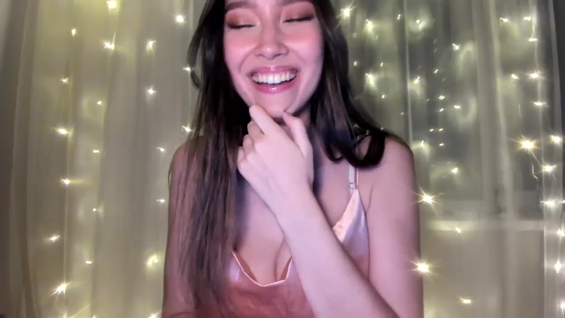 Gallery image thumbnail from LuckyHoneyyy's myfreecams stream on, 11/28/2024, 24:27 image 11 of 20