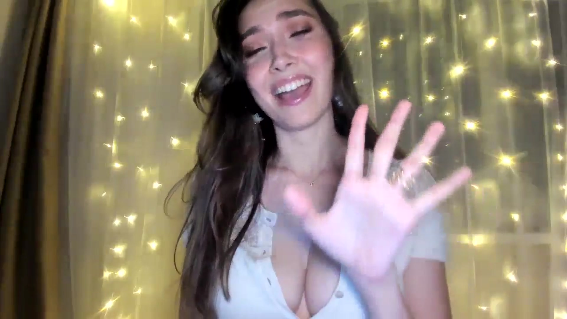 Gallery image thumbnail from LuckyHoneyyy's myfreecams stream on, 12/01/2024, 24:16 image 8 of 20