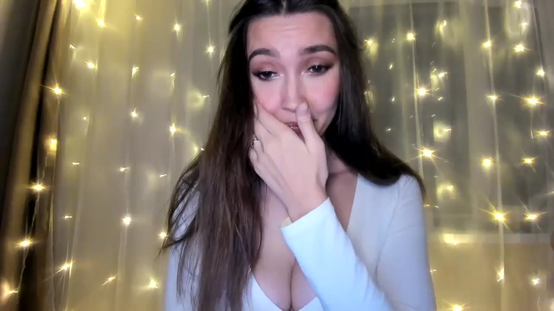 Gallery image thumbnail from LuckyHoneyyy's myfreecams stream on, 12/04/2024, 24:03 image 1 of 20