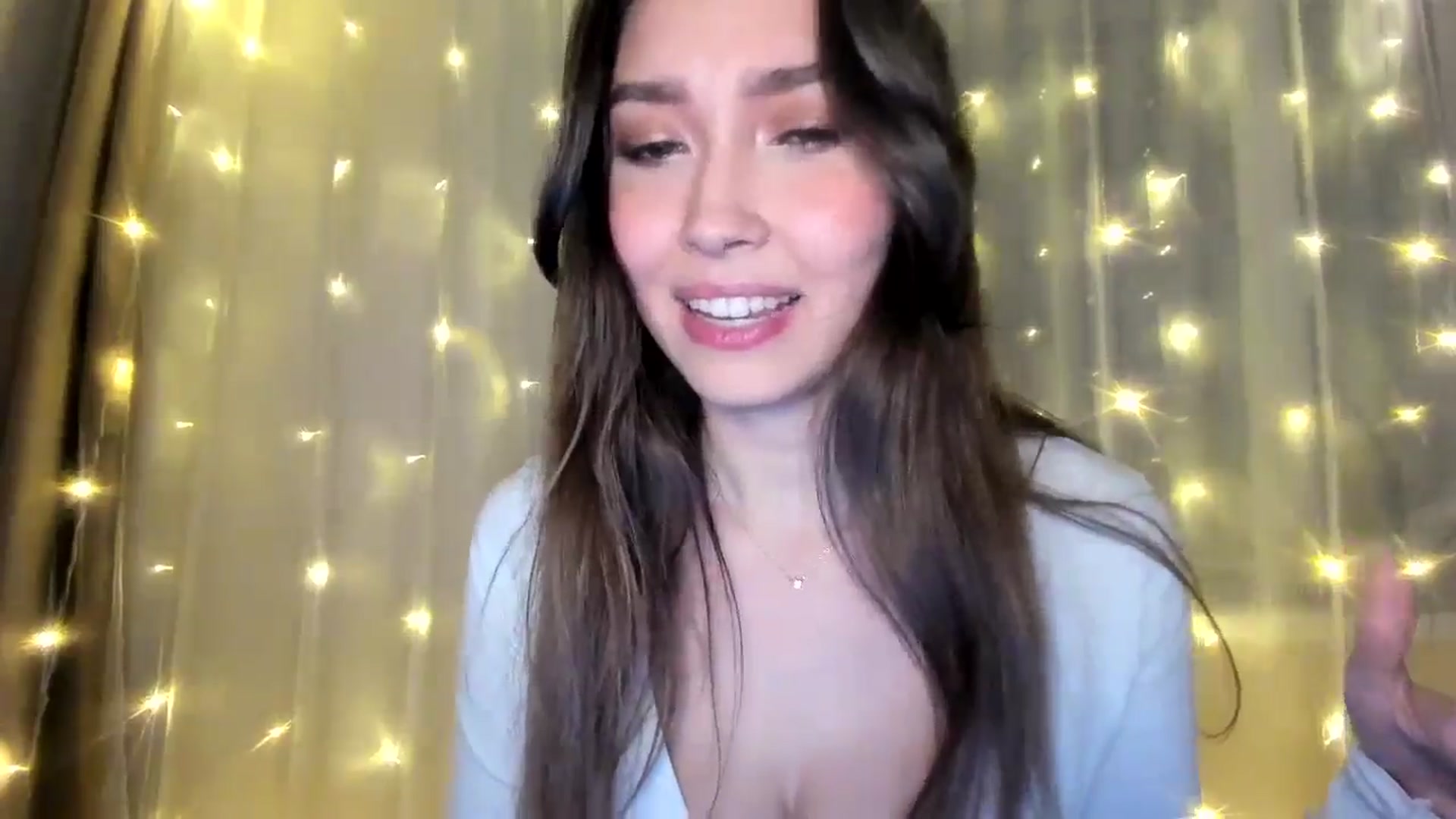 Gallery image thumbnail from LuckyHoneyyy's myfreecams stream on, 12/04/2024, 24:19 image 7 of 20