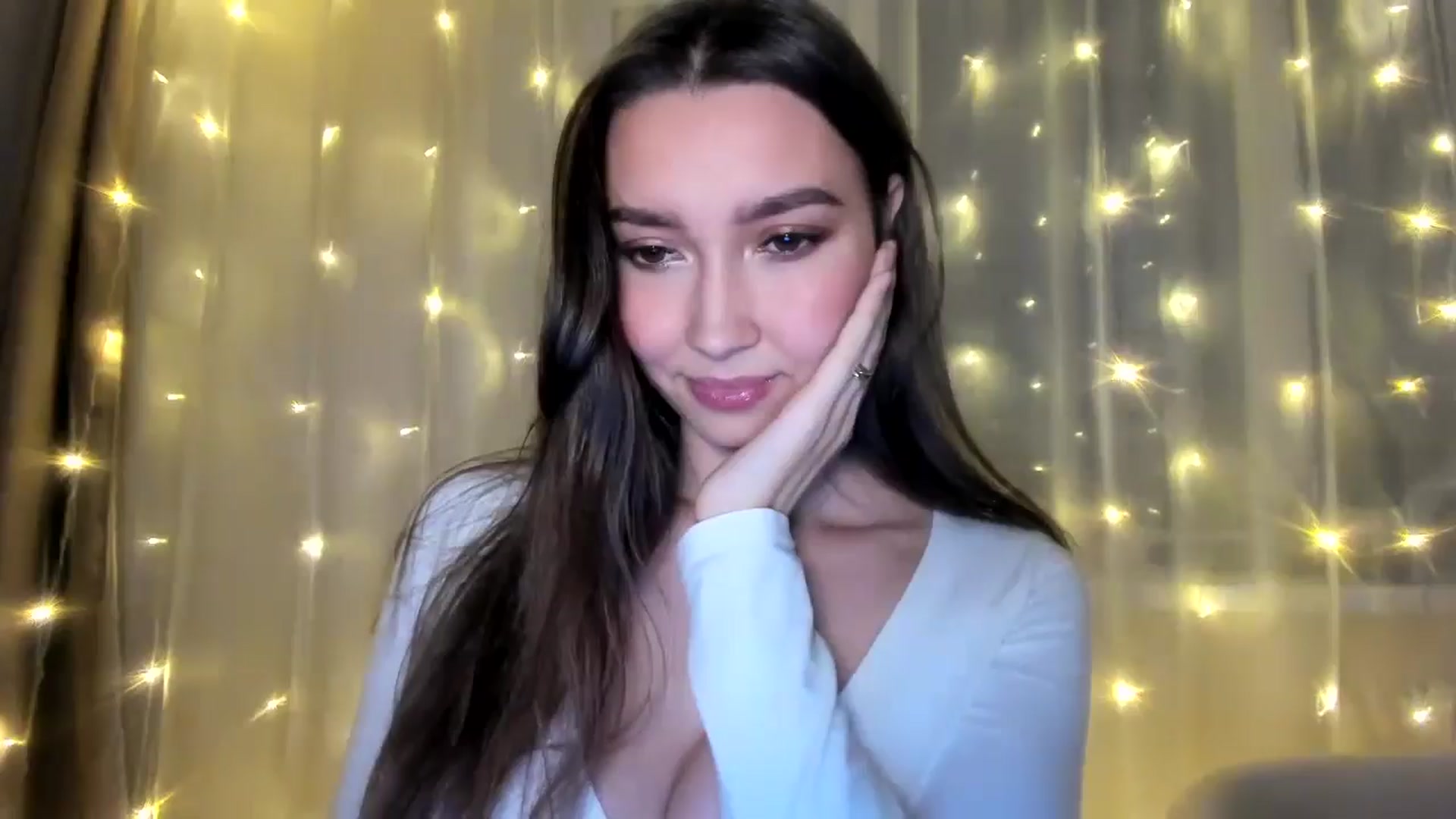 Gallery image thumbnail from LuckyHoneyyy's myfreecams stream on, 12/04/2024, 24:19 image 12 of 20