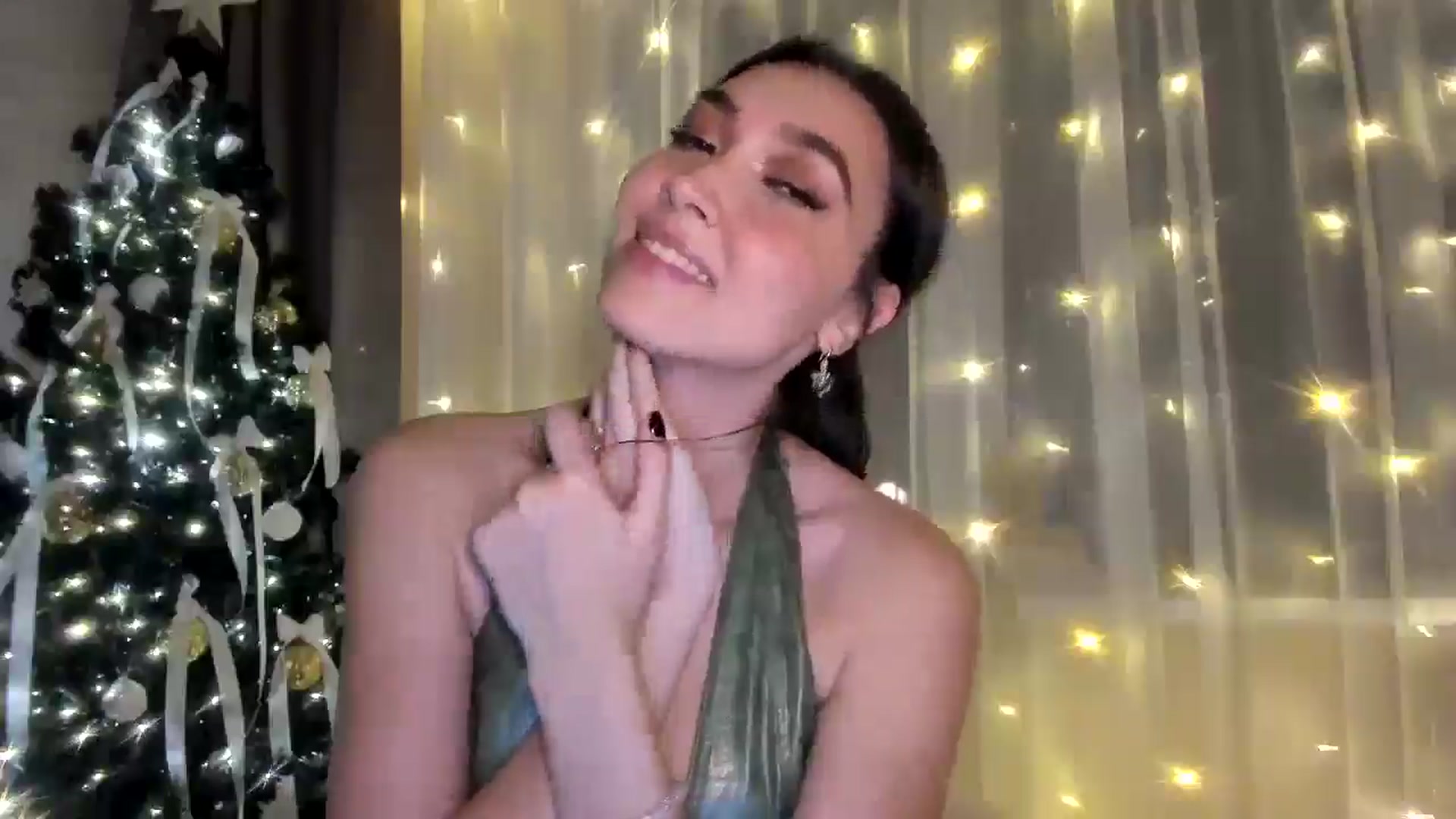 Gallery image thumbnail from LuckyHoneyyy's myfreecams stream on, 12/24/2024, 01:28 image 11 of 20