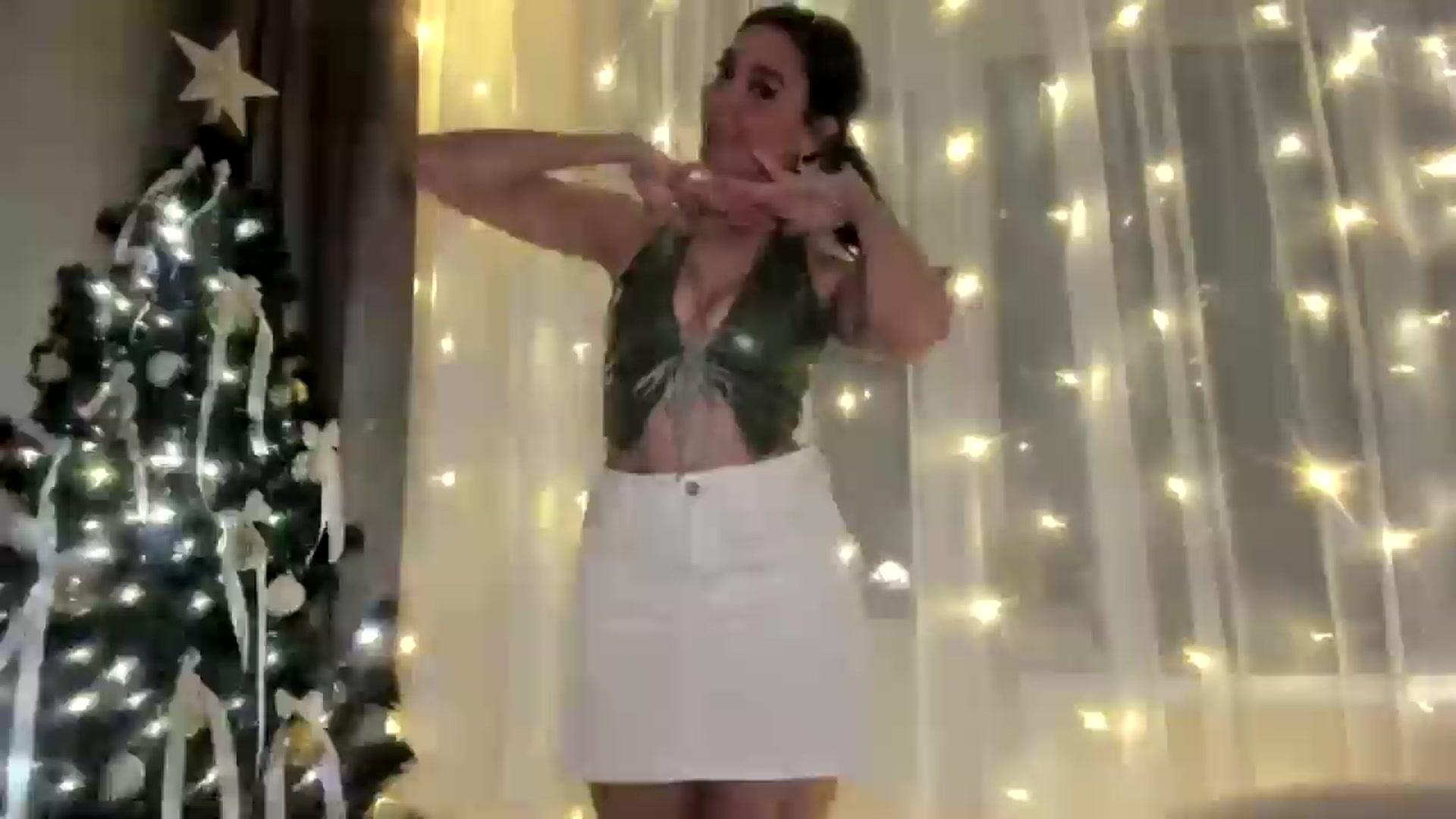 Gallery image thumbnail from LuckyHoneyyy's myfreecams stream on, 12/24/2024, 01:28 image 2 of 20