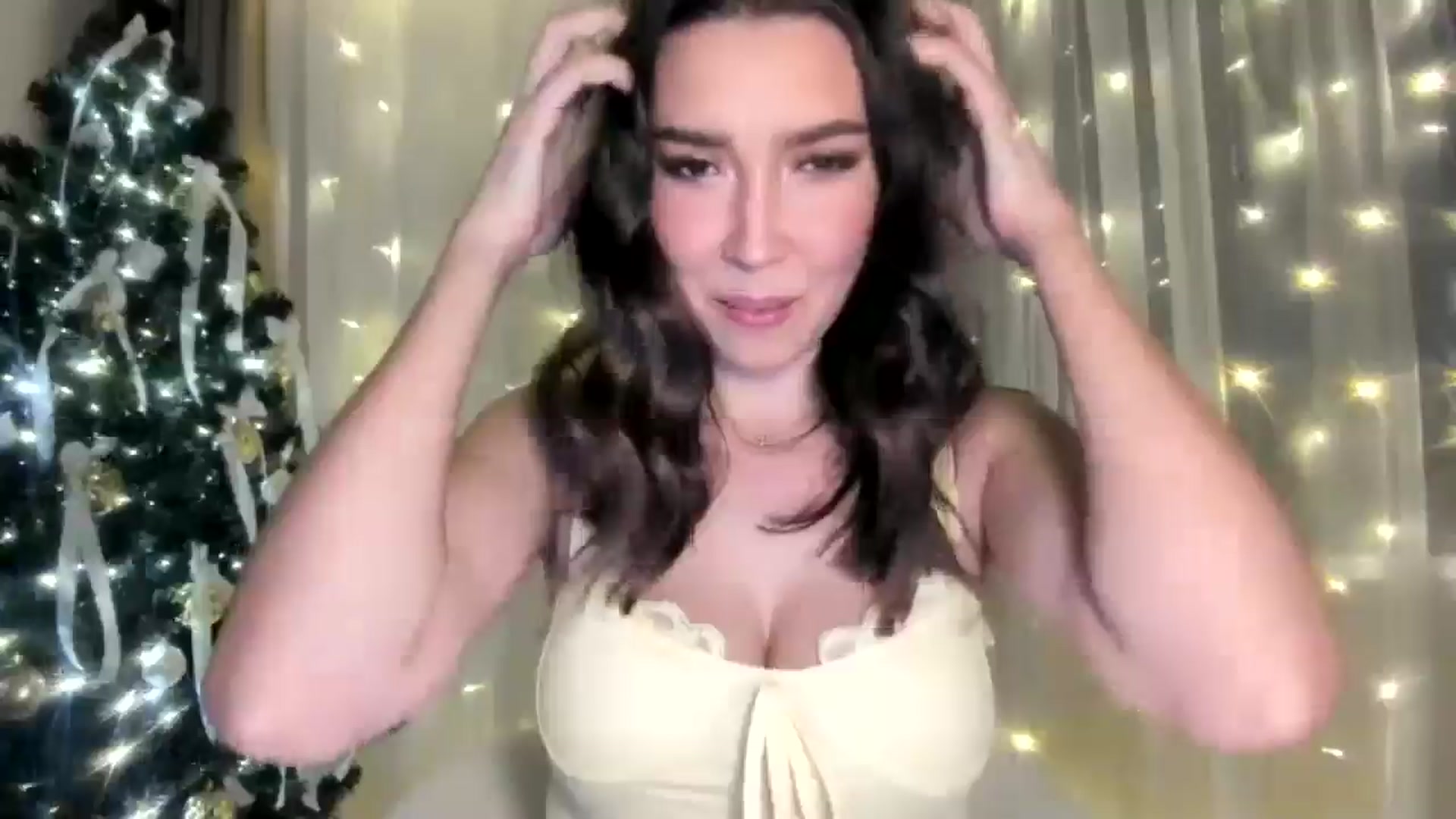 Gallery image thumbnail from LuckyHoneyyy's myfreecams stream on, 12/26/2024, 23:59 image 11 of 20