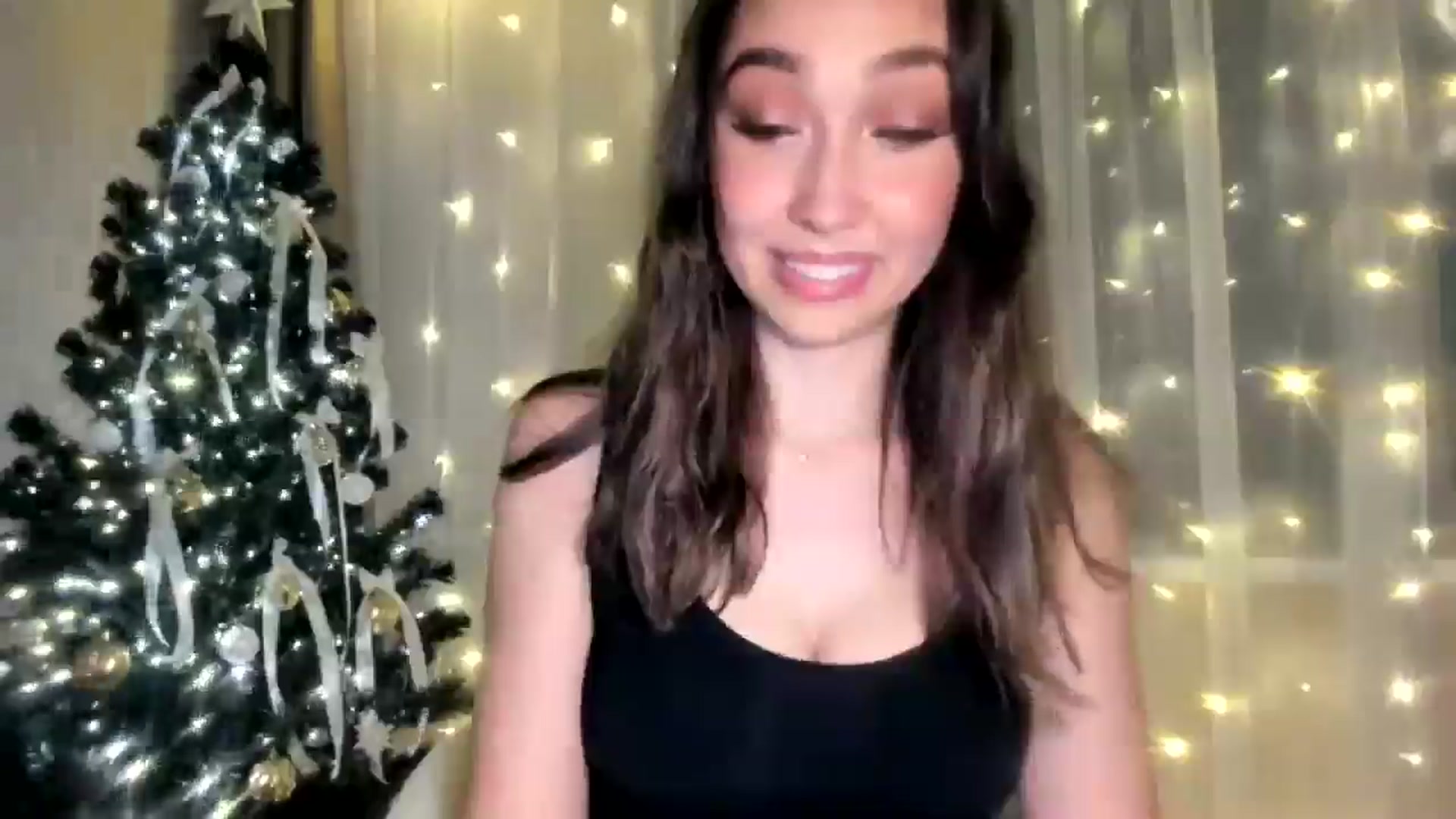 Gallery image thumbnail from LuckyHoneyyy's myfreecams stream on, 12/28/2024, 24:05 image 15 of 20