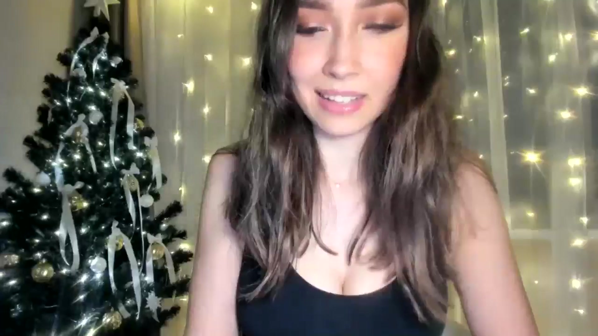 Gallery image thumbnail from LuckyHoneyyy's myfreecams stream on, 12/28/2024, 24:05 image 7 of 20
