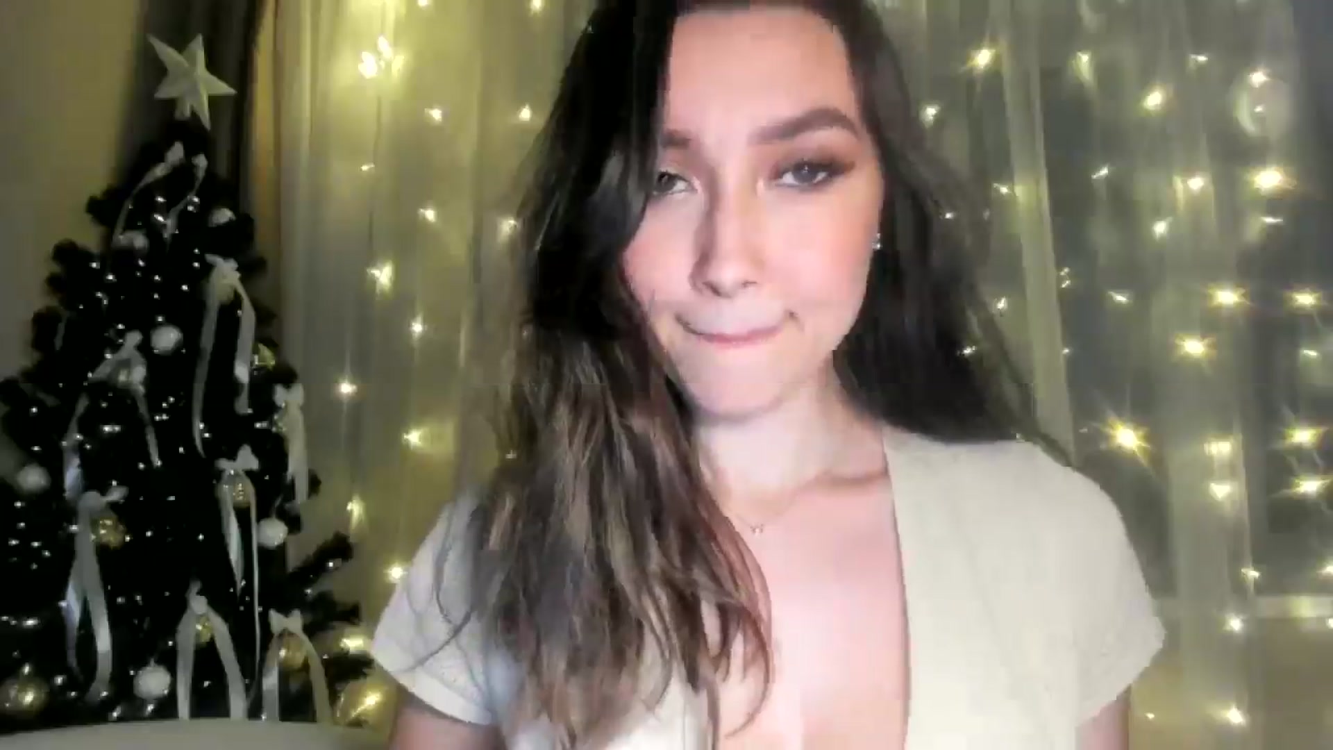 Gallery image thumbnail from LuckyHoneyyy's myfreecams stream on, 12/28/2024, 02:38 image 3 of 20