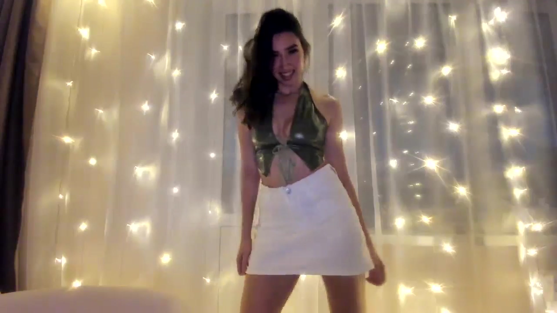 Gallery image thumbnail from LuckyHoneyyy's myfreecams stream on, 01/17/2025, 23:39 image 17 of 20