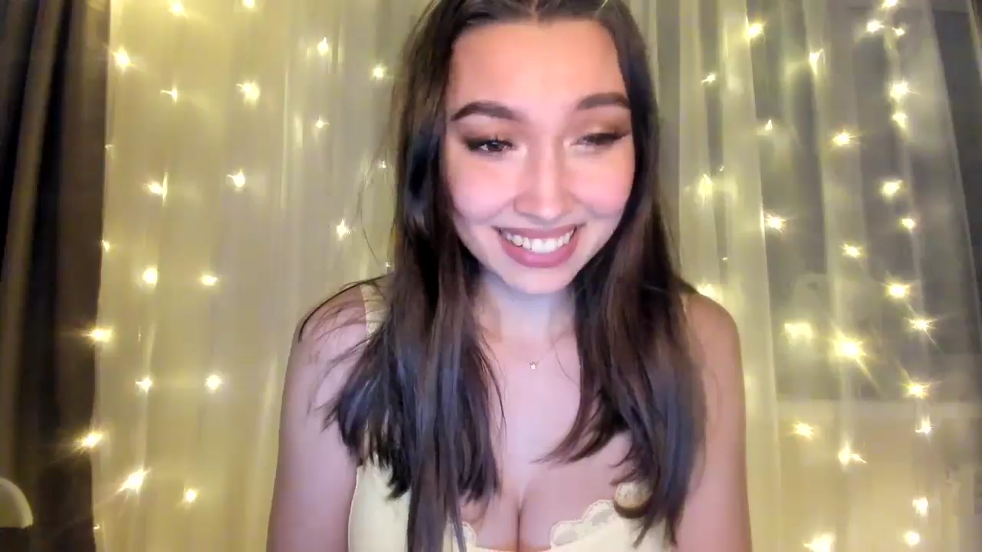 Gallery image thumbnail from LuckyHoneyyy's myfreecams stream on, 01/24/2025, 24:01 image 3 of 20