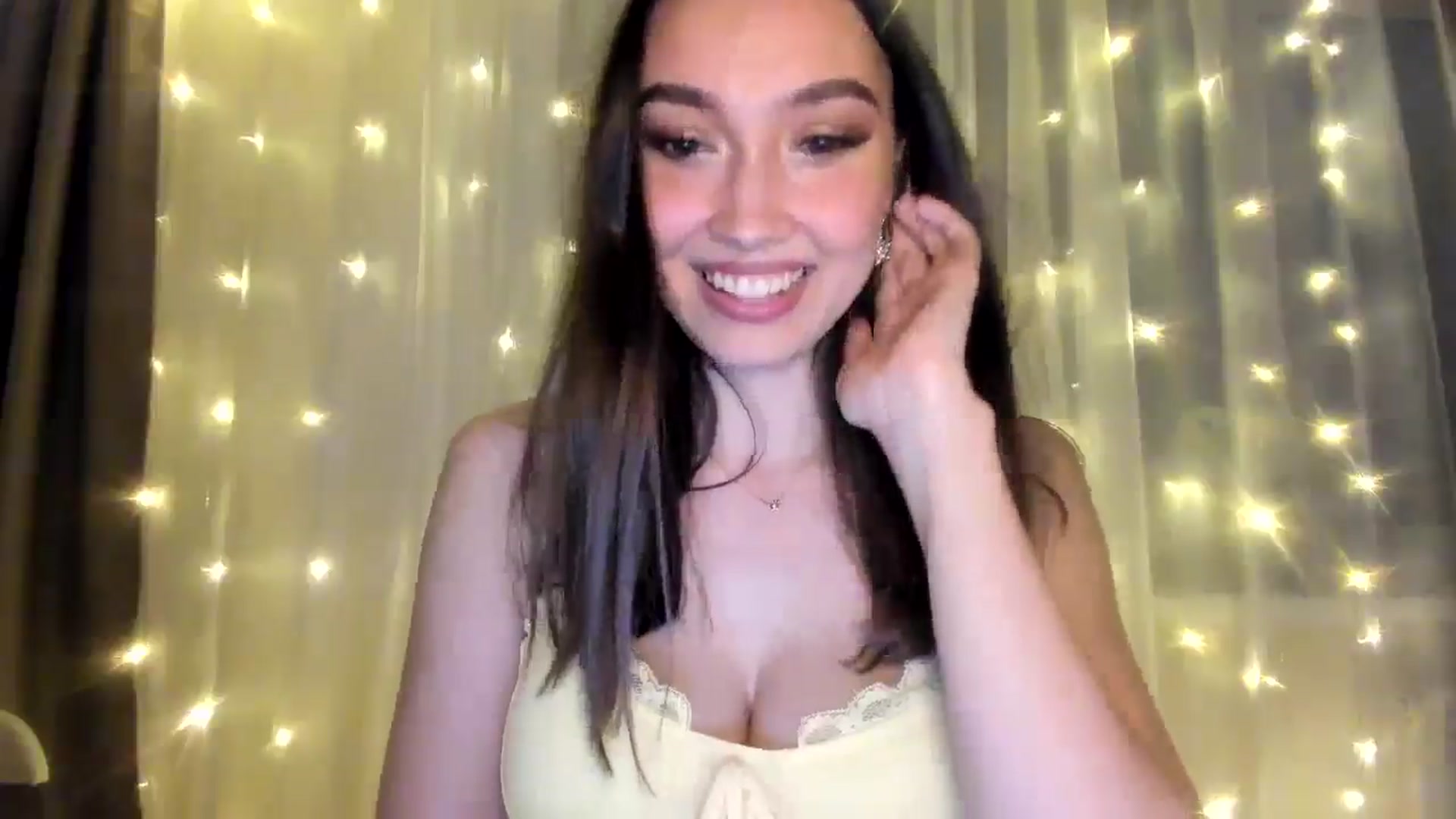 Gallery image thumbnail from LuckyHoneyyy's myfreecams stream on, 01/24/2025, 24:01 image 8 of 20