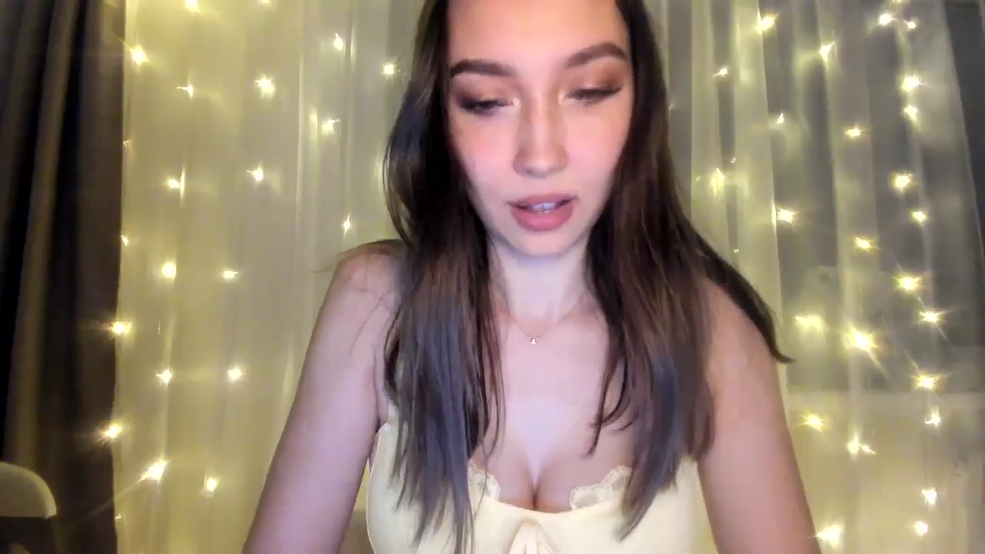 Gallery image thumbnail from LuckyHoneyyy's myfreecams stream on, 01/24/2025, 24:01 image 16 of 20