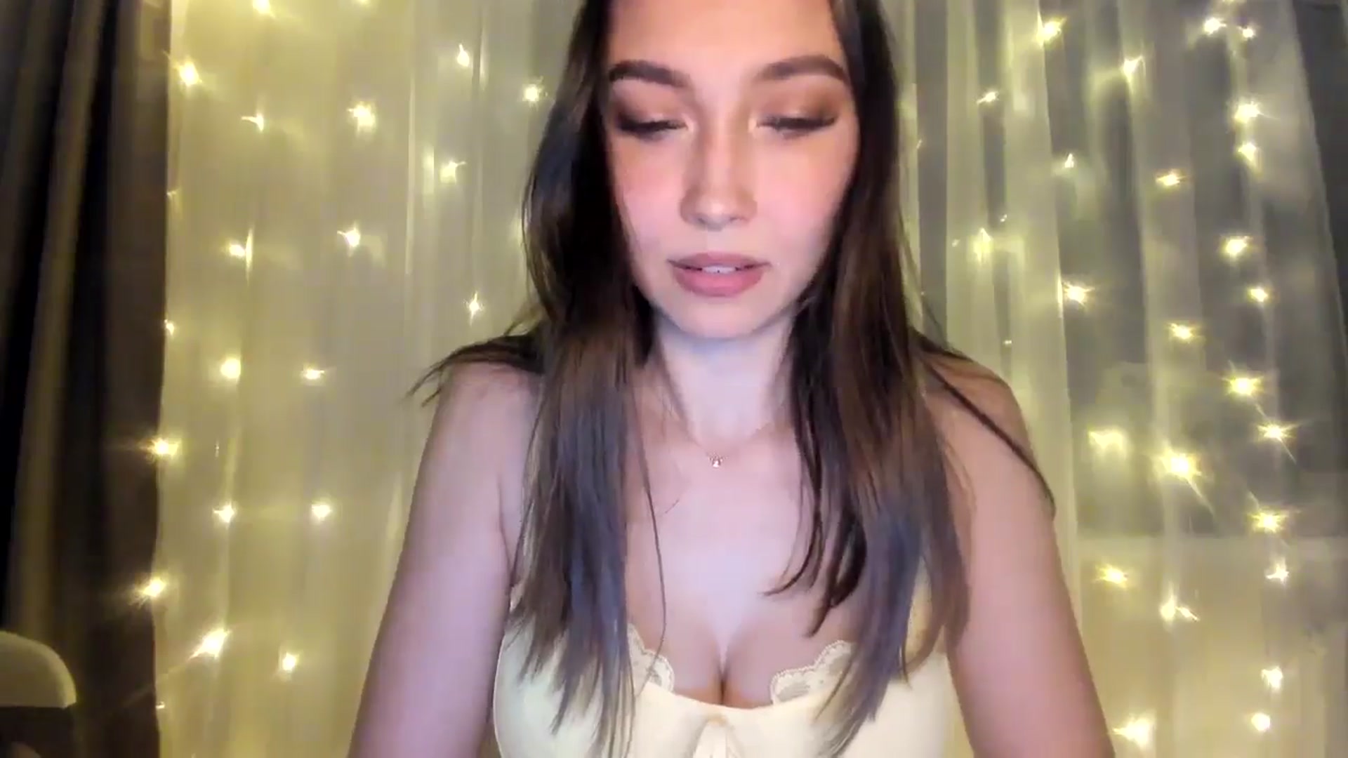 Gallery image thumbnail from LuckyHoneyyy's myfreecams stream on, 01/24/2025, 24:01 image 17 of 20