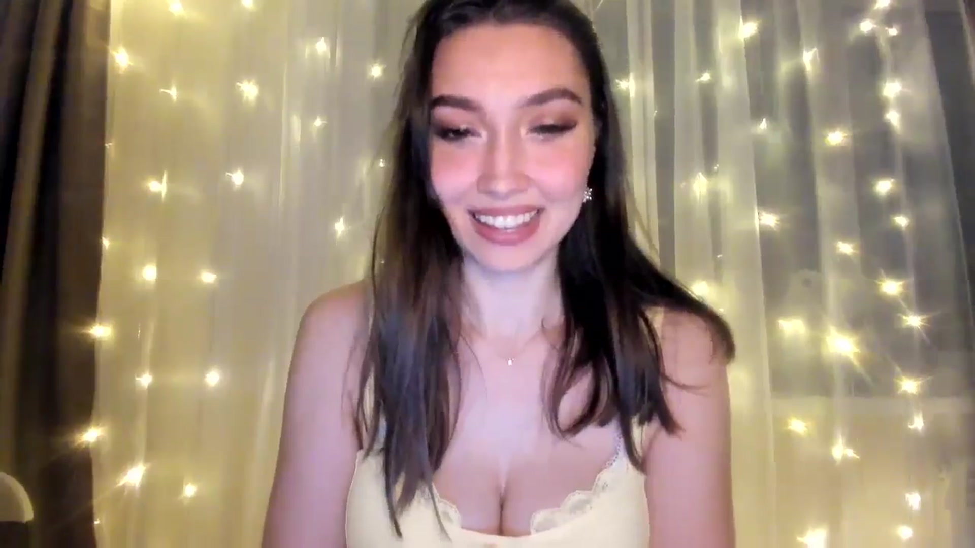 Gallery image thumbnail from LuckyHoneyyy's myfreecams stream on, 01/24/2025, 24:01 image 2 of 20