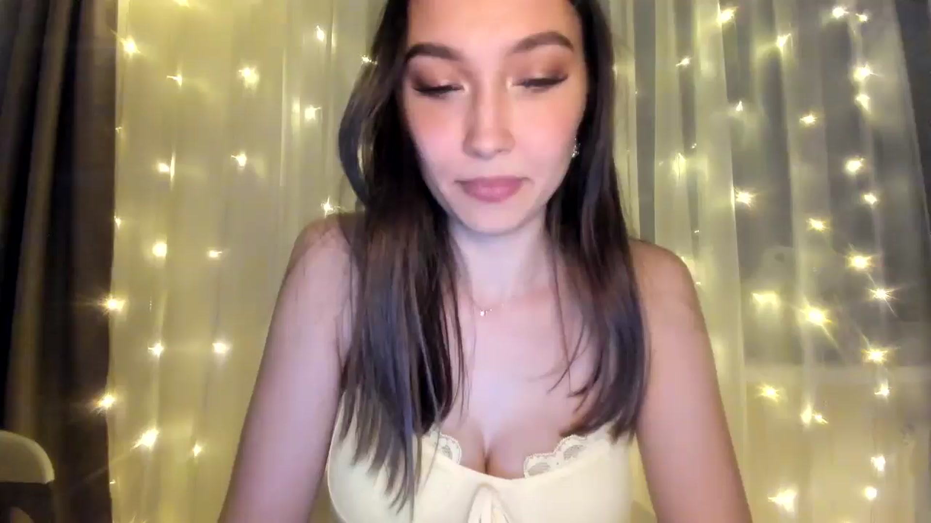 Gallery image thumbnail from LuckyHoneyyy's myfreecams stream on, 01/24/2025, 24:17 image 17 of 20