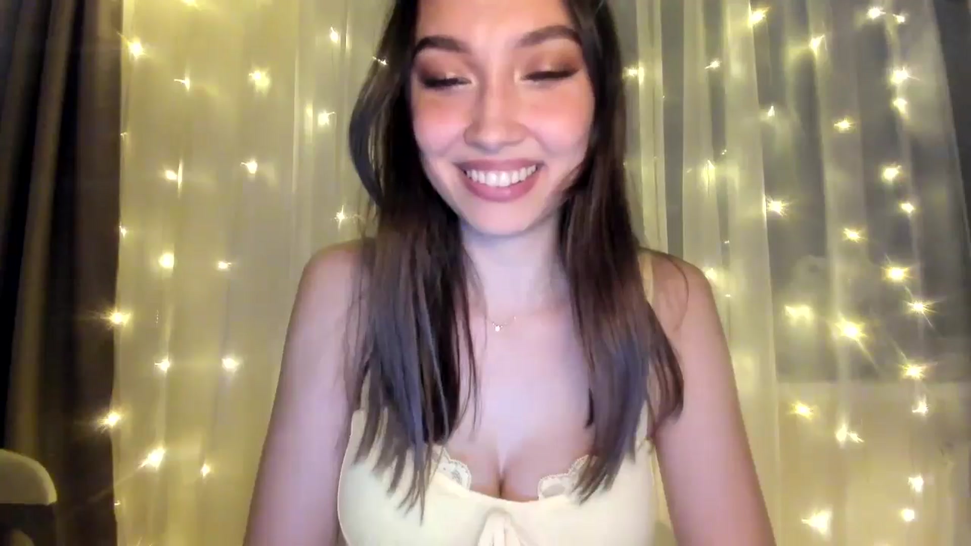 Gallery image thumbnail from LuckyHoneyyy's myfreecams stream on, 01/24/2025, 24:17 image 19 of 20