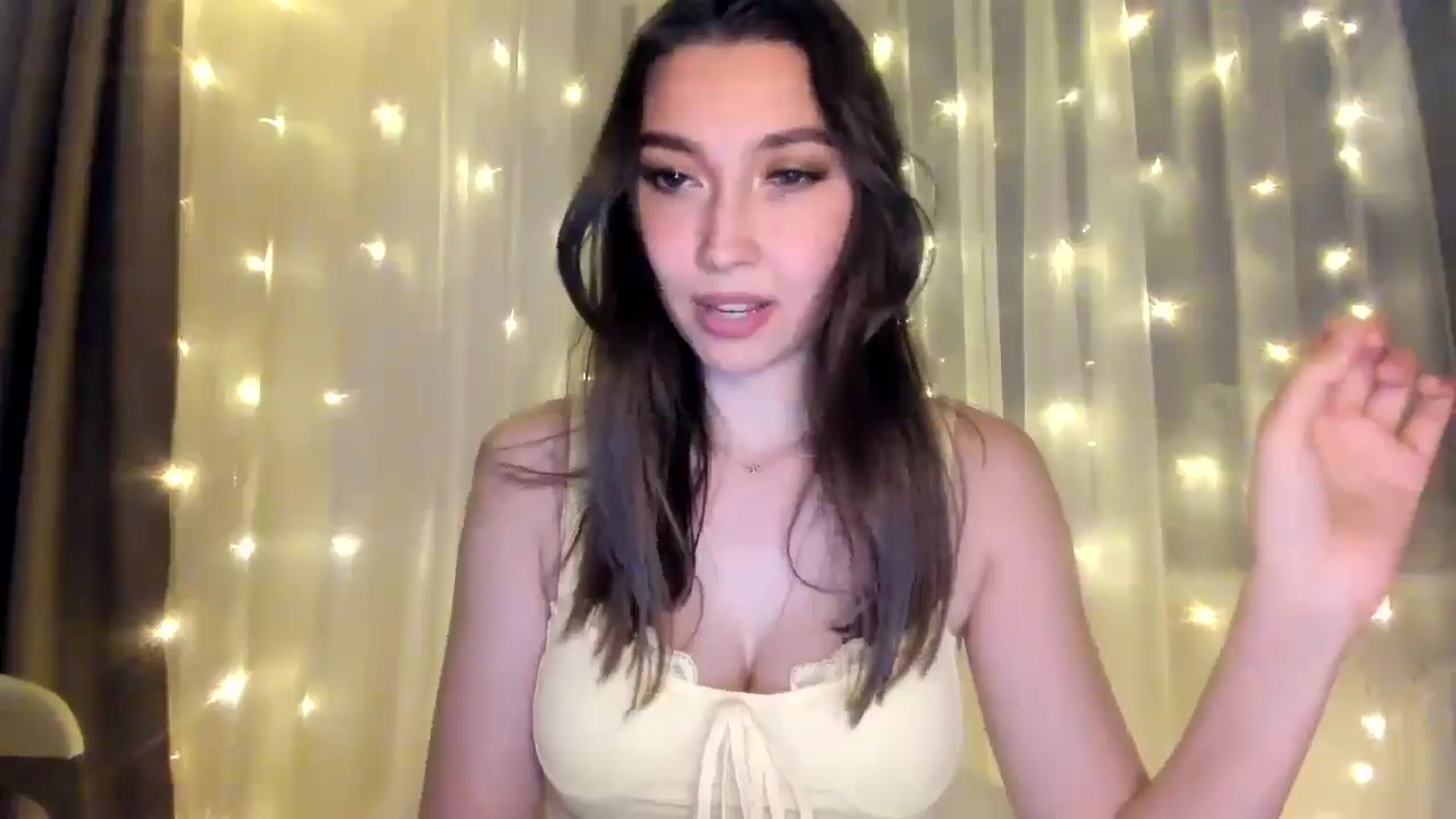 Gallery image thumbnail from LuckyHoneyyy's myfreecams stream on, 01/24/2025, 24:17 image 10 of 20
