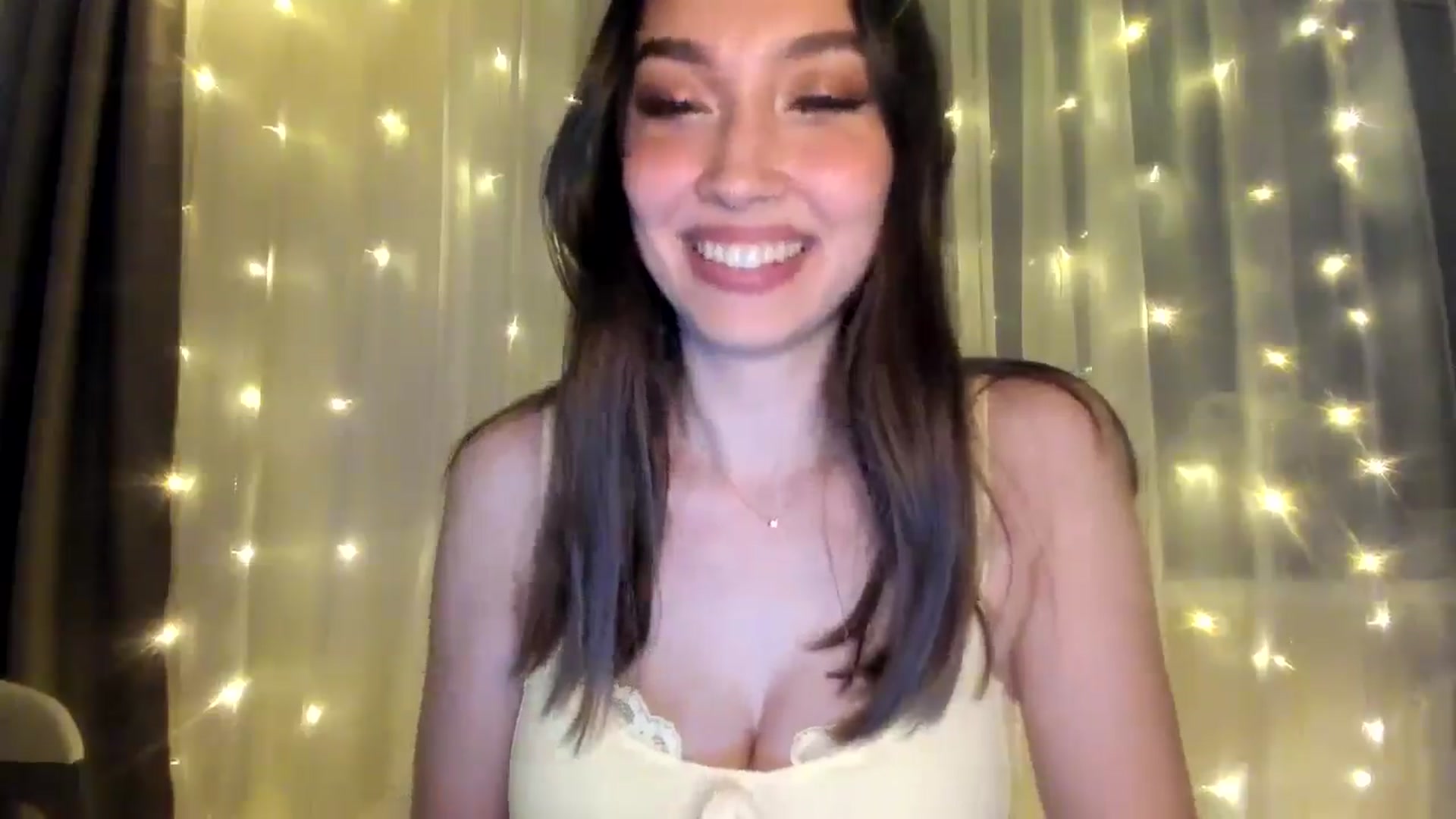 Gallery image thumbnail from LuckyHoneyyy's myfreecams stream on, 01/24/2025, 24:17 image 2 of 20